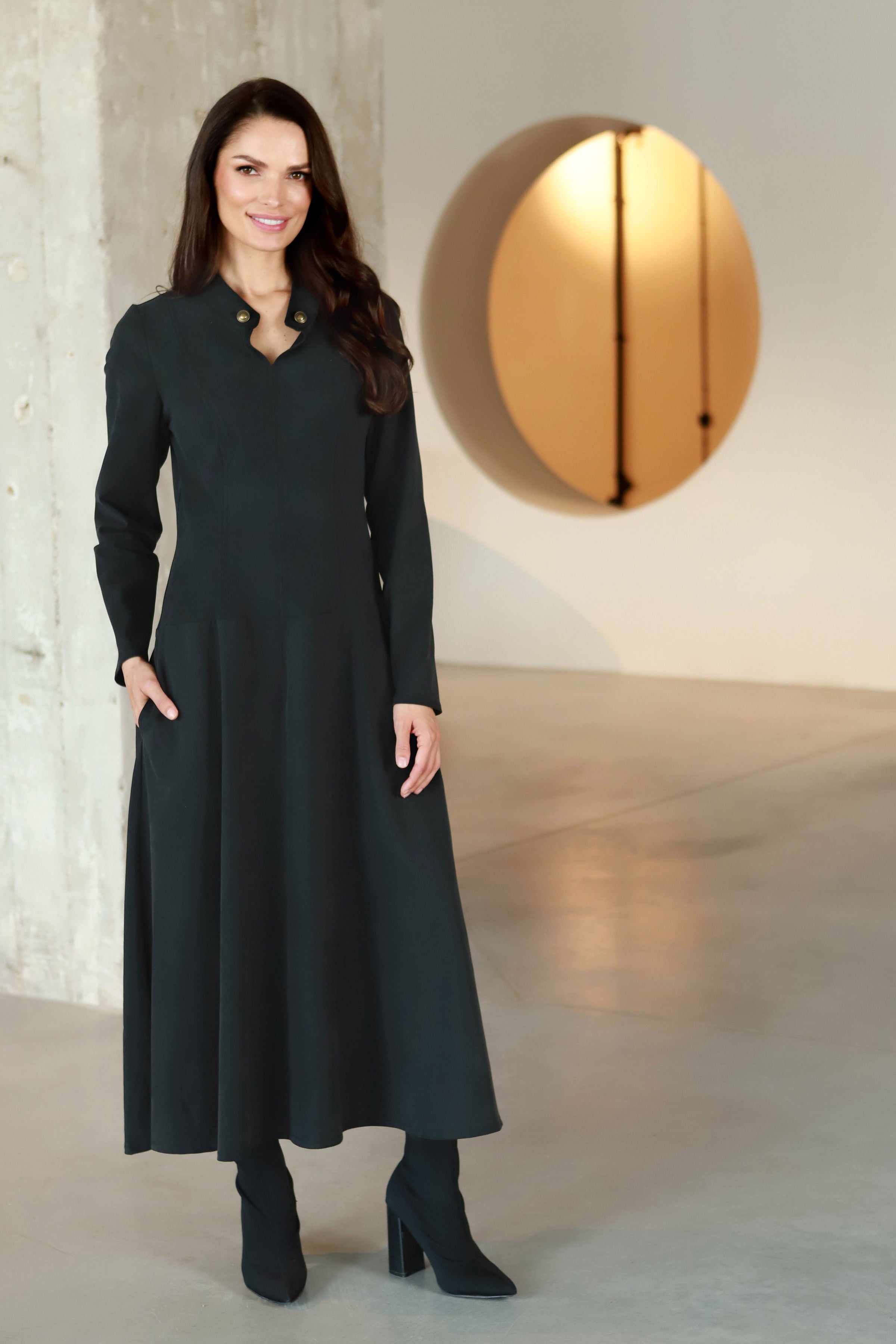 Elegantiška suknelė su stove ir sagutėmis „SELENA“ dūminio grafito pilka