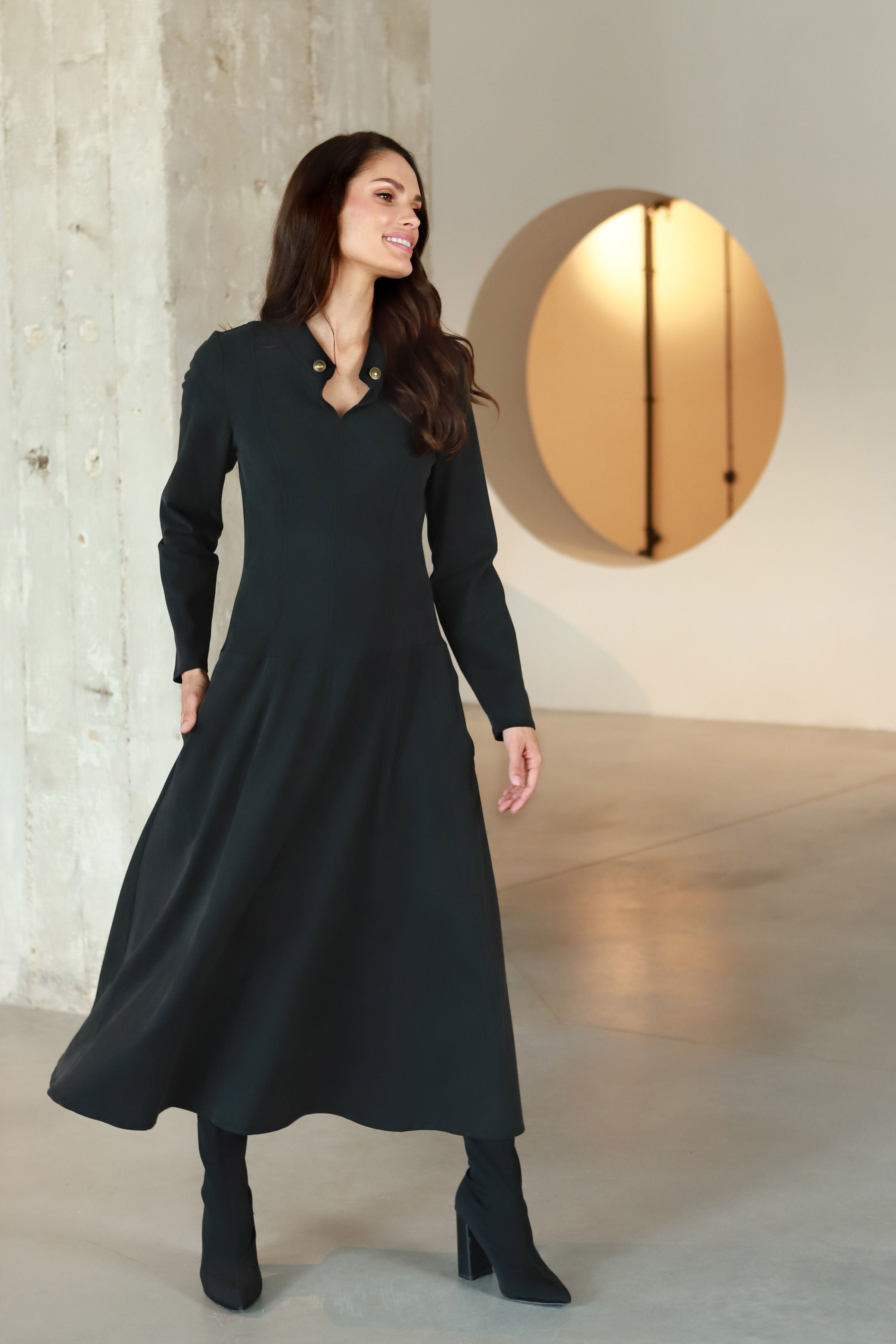 Elegantiška suknelė su stove ir sagutėmis „SELENA“ dūminio grafito pilka