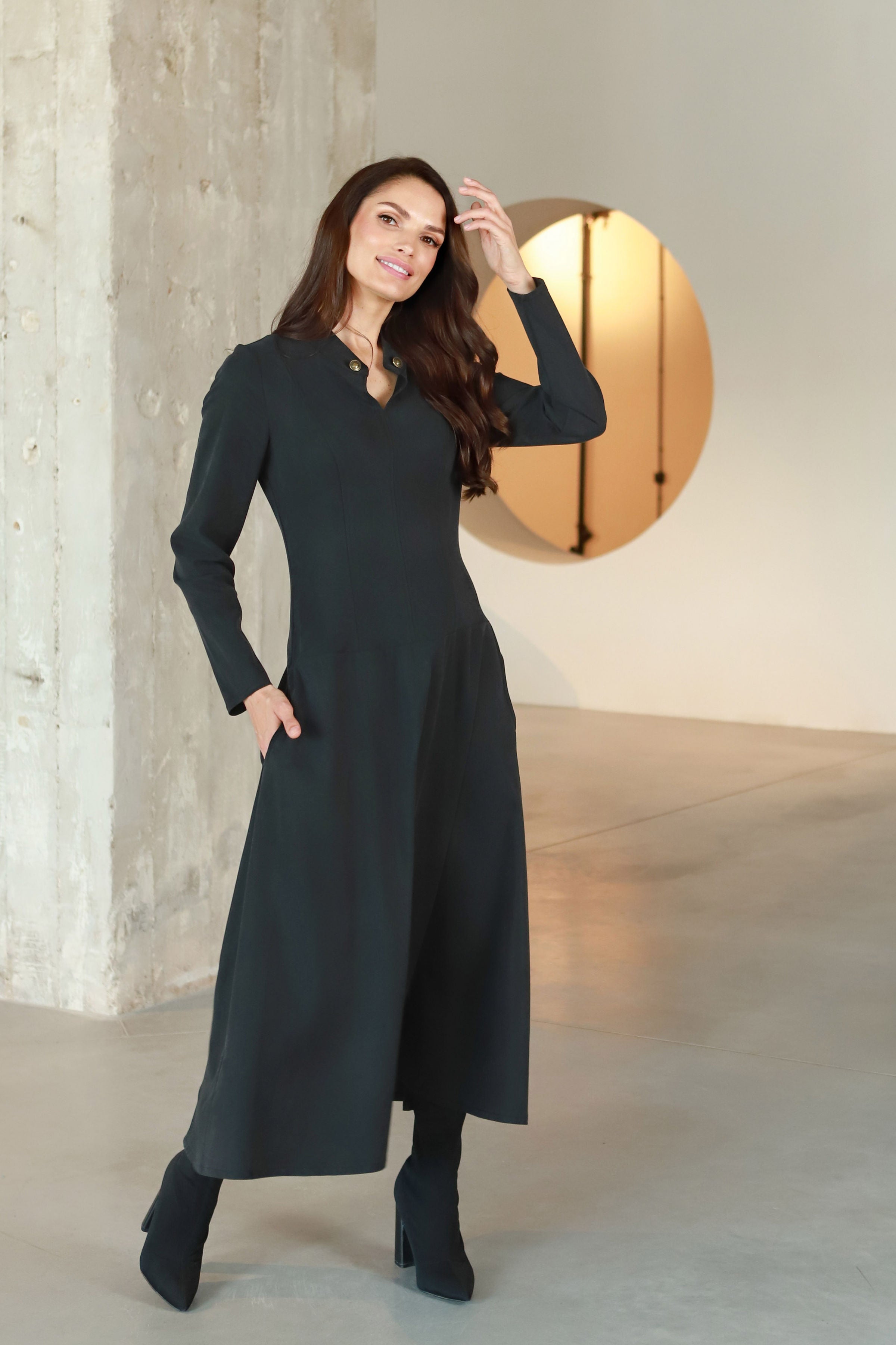 Elegantiška suknelė su stove ir sagutėmis „SELENA“ dūminio grafito pilka