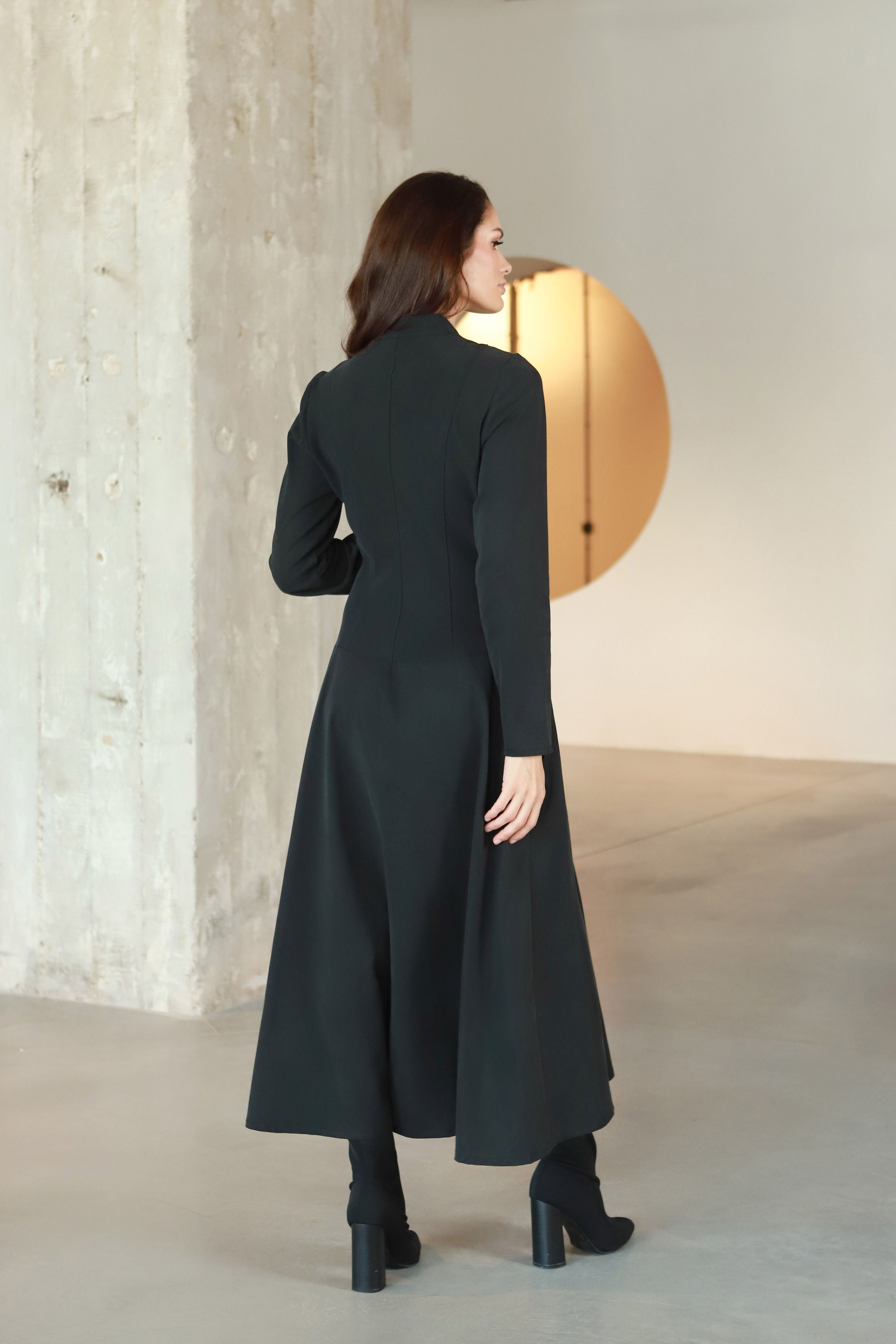 Elegantiška suknelė su stove ir sagutėmis „SELENA“ dūminio grafito pilka