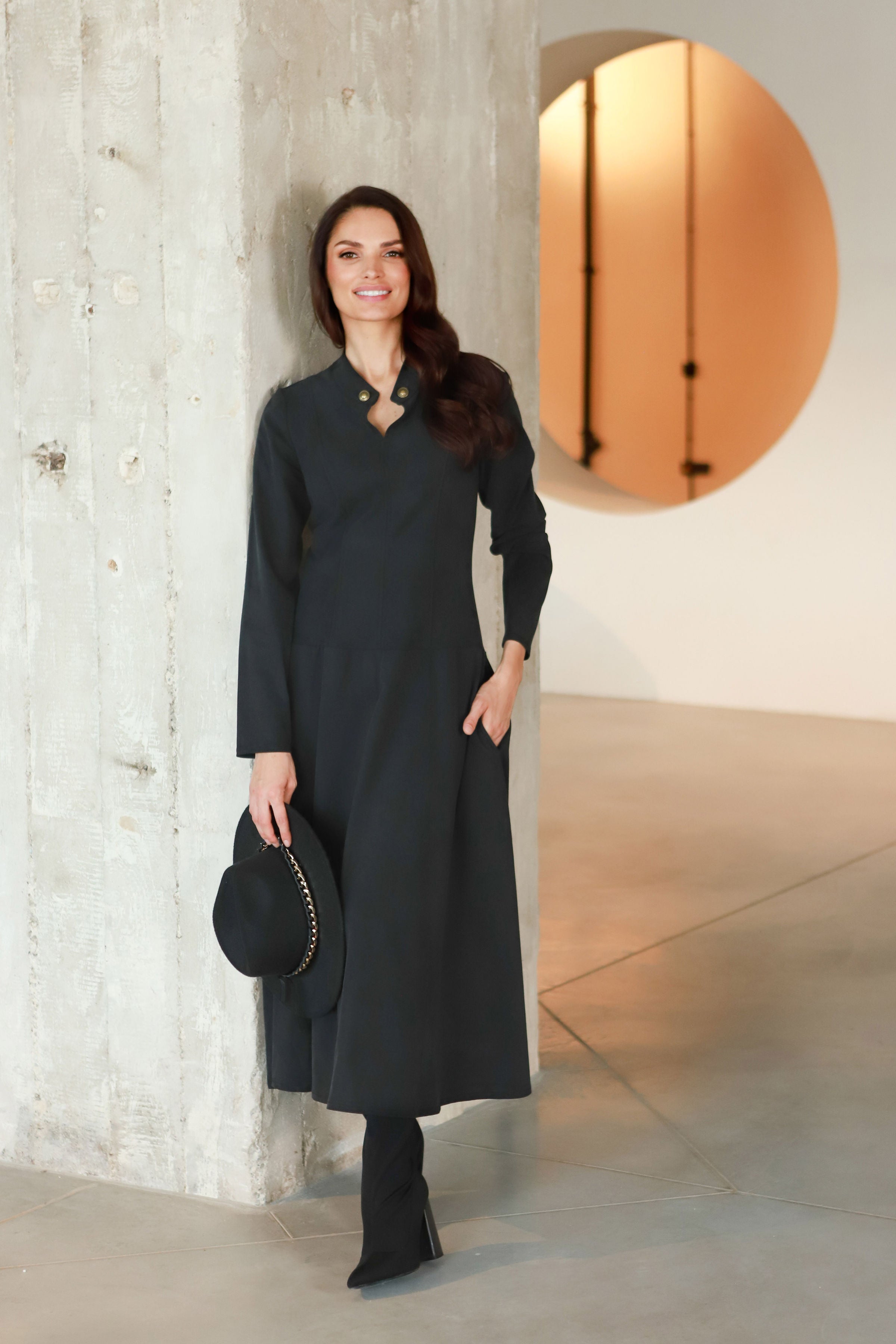 Elegantiška suknelė su stove ir sagutėmis „SELENA“ dūminio grafito pilka