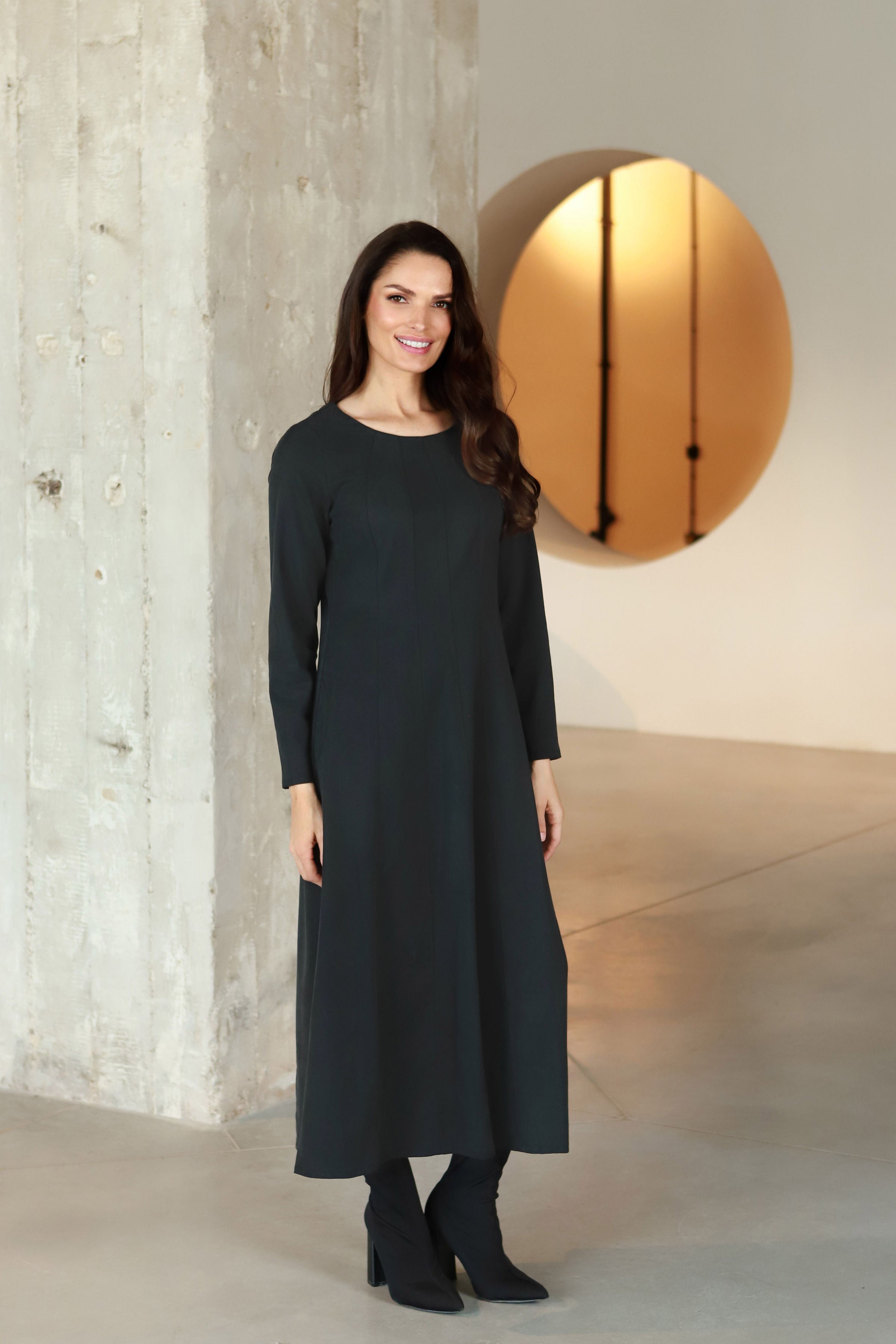 Suknelė dygsniuotu priekiu „ONYKSA“ dūminio grafito pilka