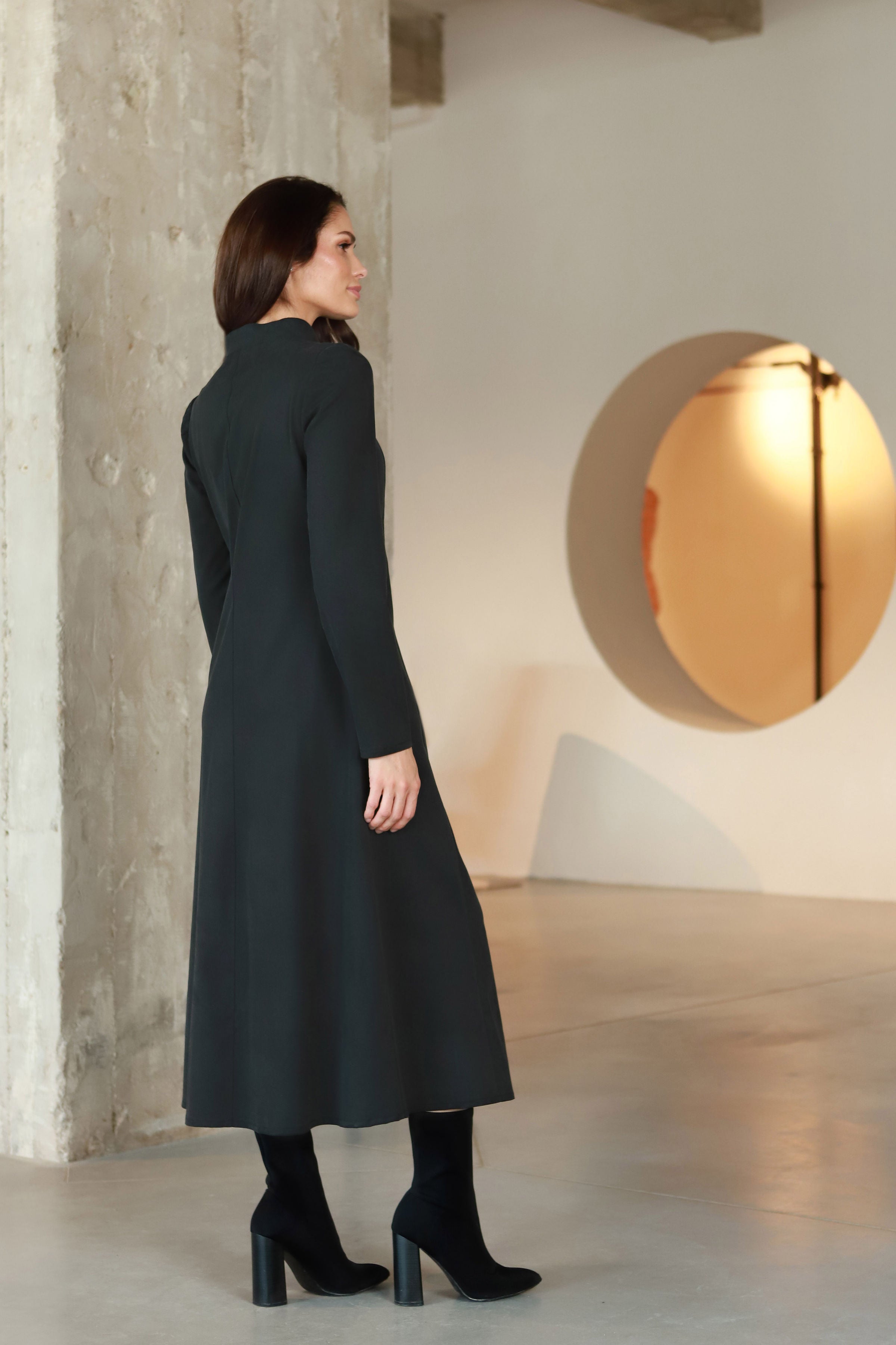 Suknelė su kaspinėliu „AUKSAS“ dūminio grafito pilka