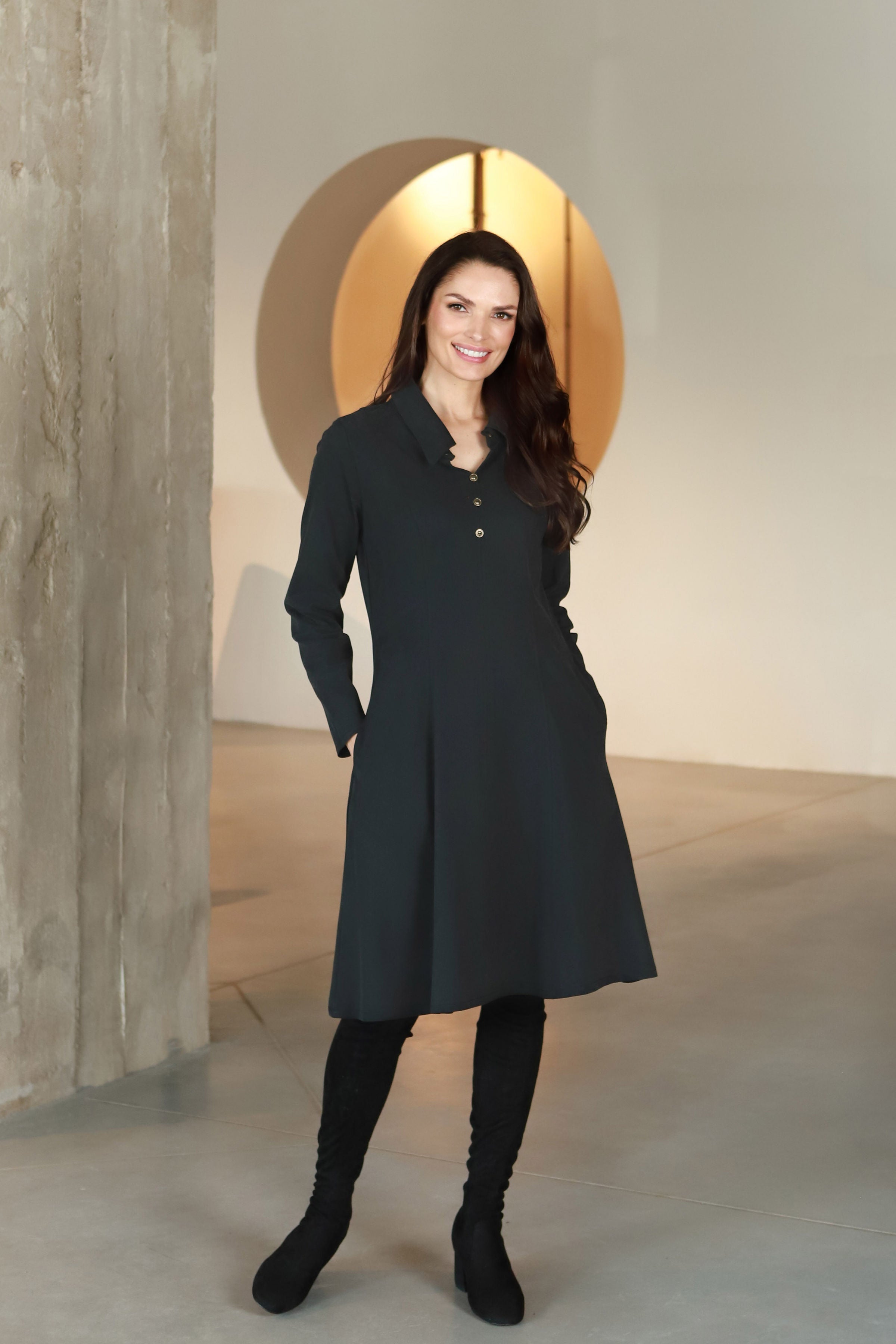 Trumpa suknelė „CIRKONIJA“ dūminio grafito pilka