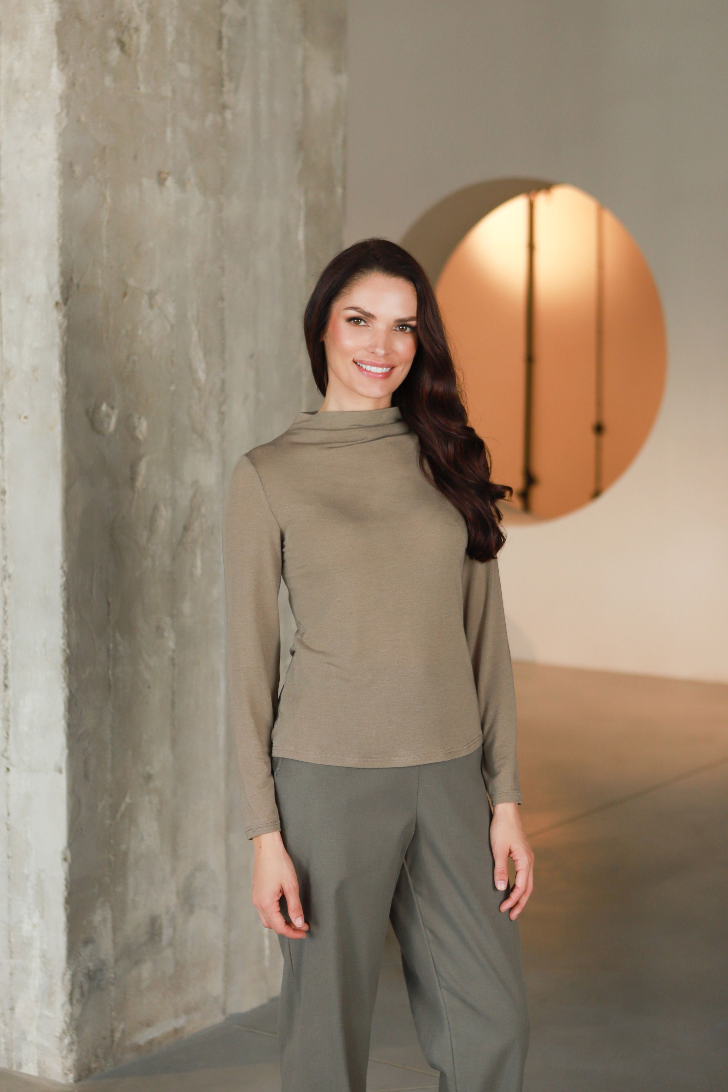 Palaidinė aukštu kaklu su vilna „PERLO“ alyvuogių ruda