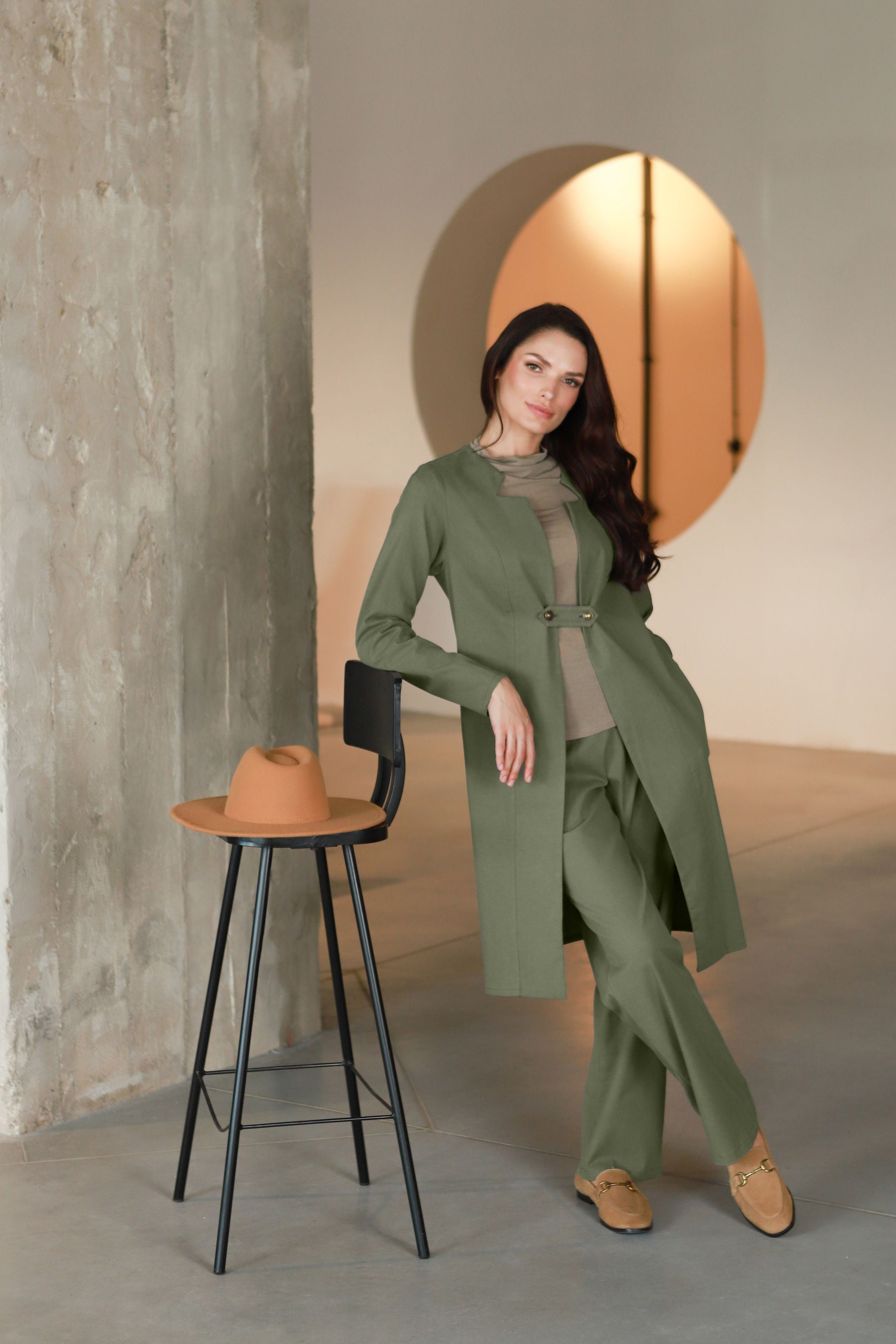 Ilgas, unikalus švarkas „PLATINA“ alyvuogių pilka