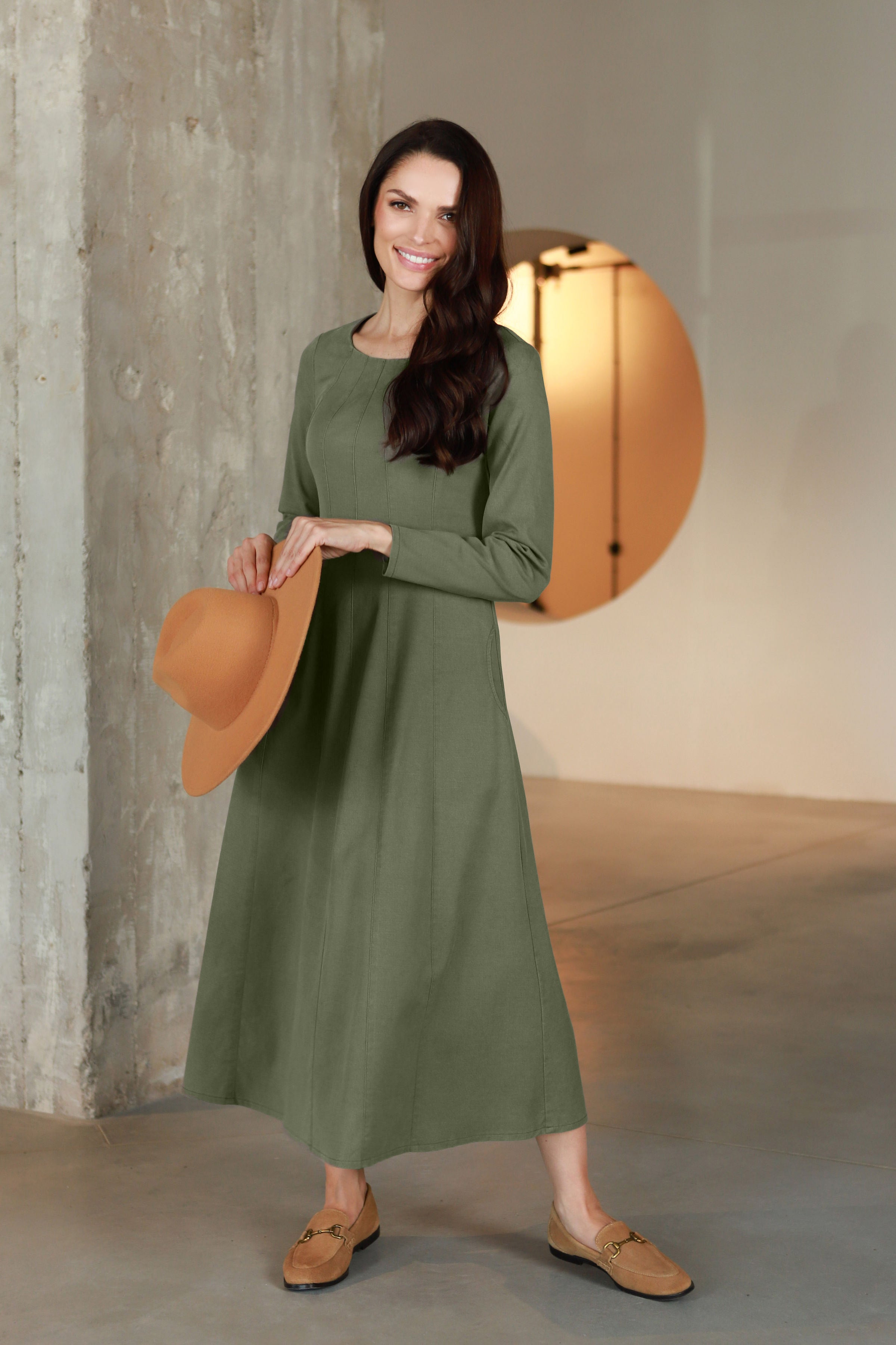 Suknelė dygsniuotu priekiu „ONYKSA“ alyvuogių pilka