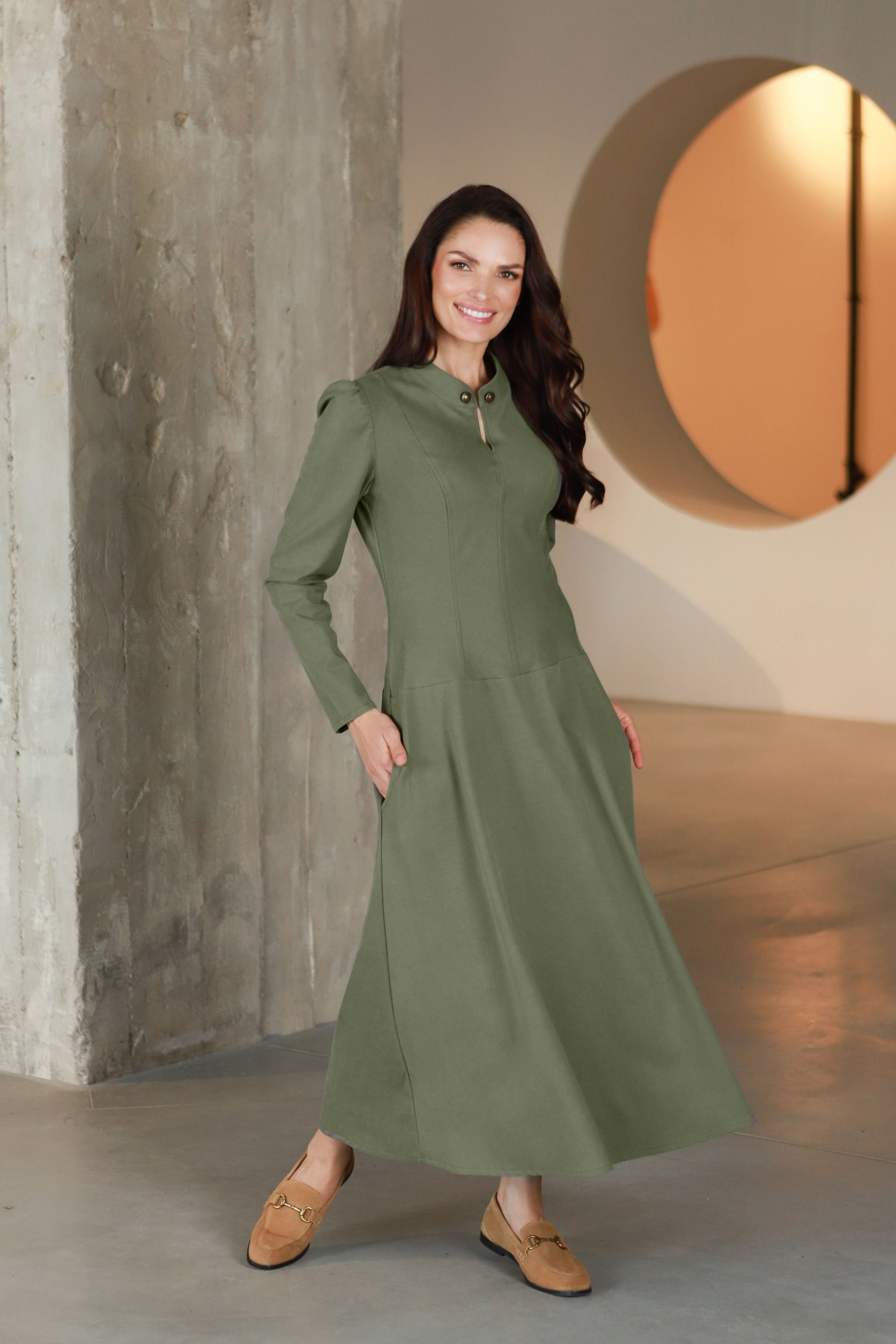 Elegantiška suknelė su stove ir sagutėmis „SELENA“ alyvuogių pilka