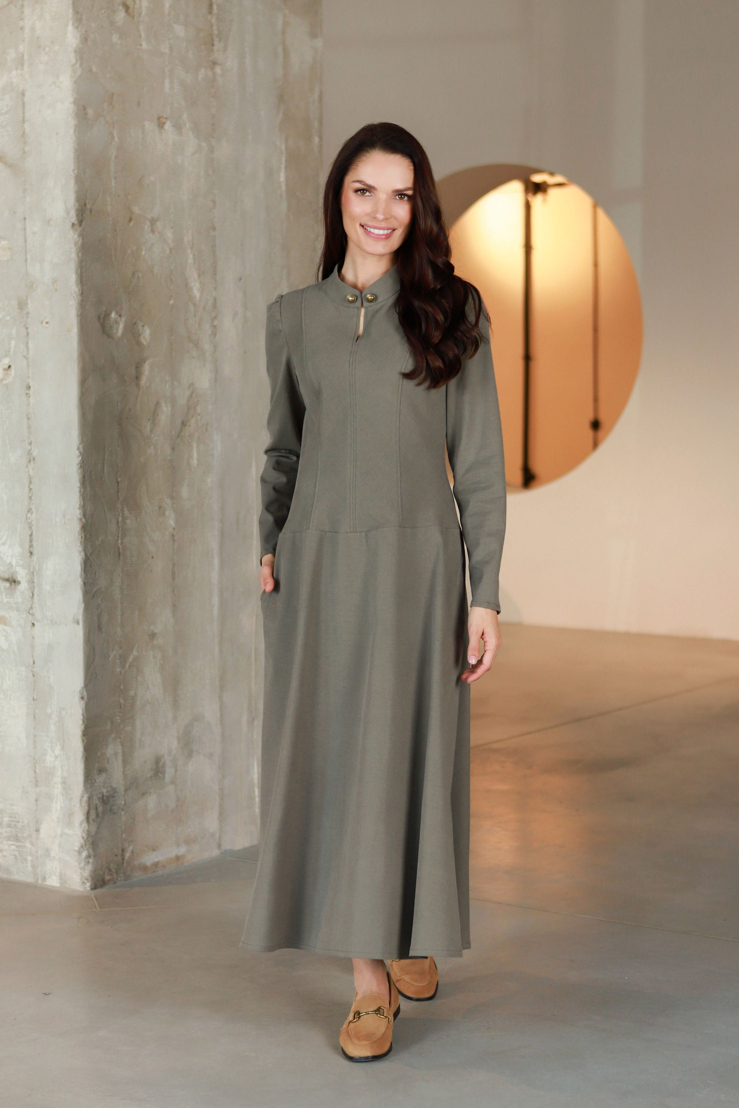 Elegantiška suknelė su stove ir sagutėmis „SELENA“ žalvario pilka