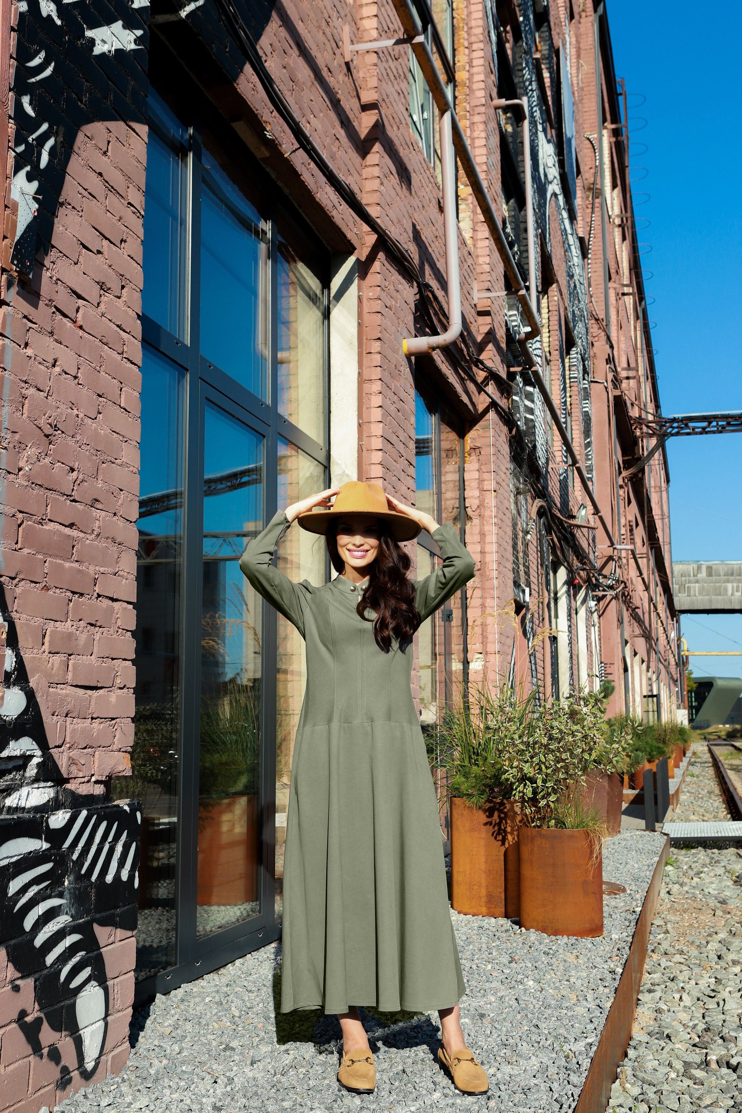 Elegantiška suknelė su stove ir sagutėmis „SELENA“ alyvuogių pilka