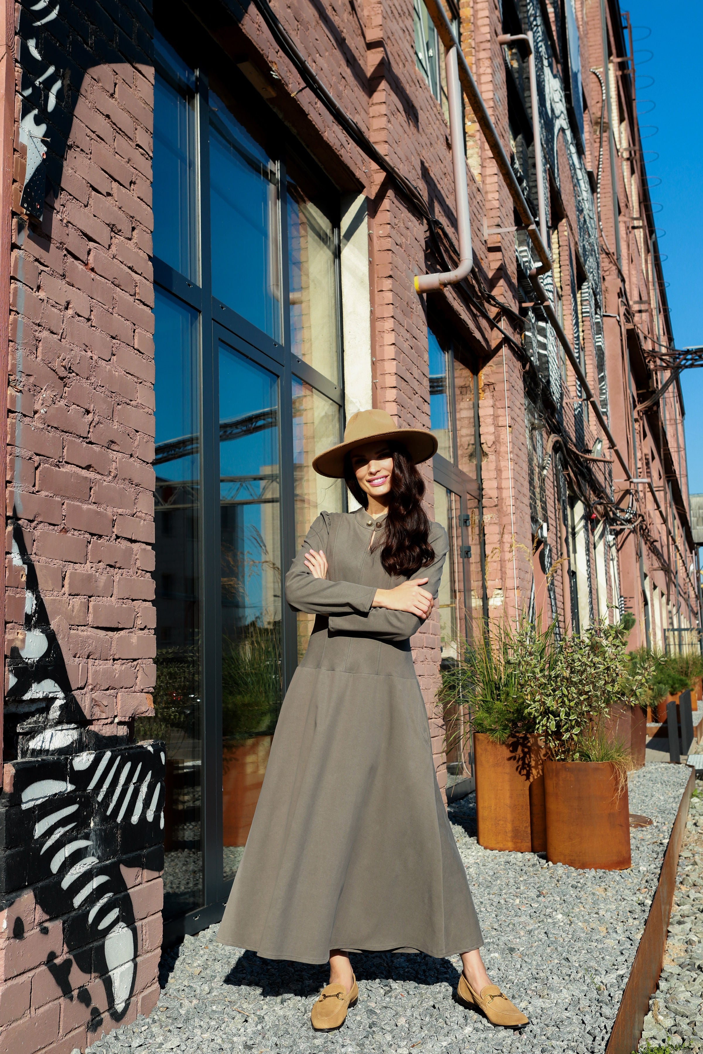 Elegantiška suknelė su stove ir sagutėmis „SELENA“ žalvario pilka