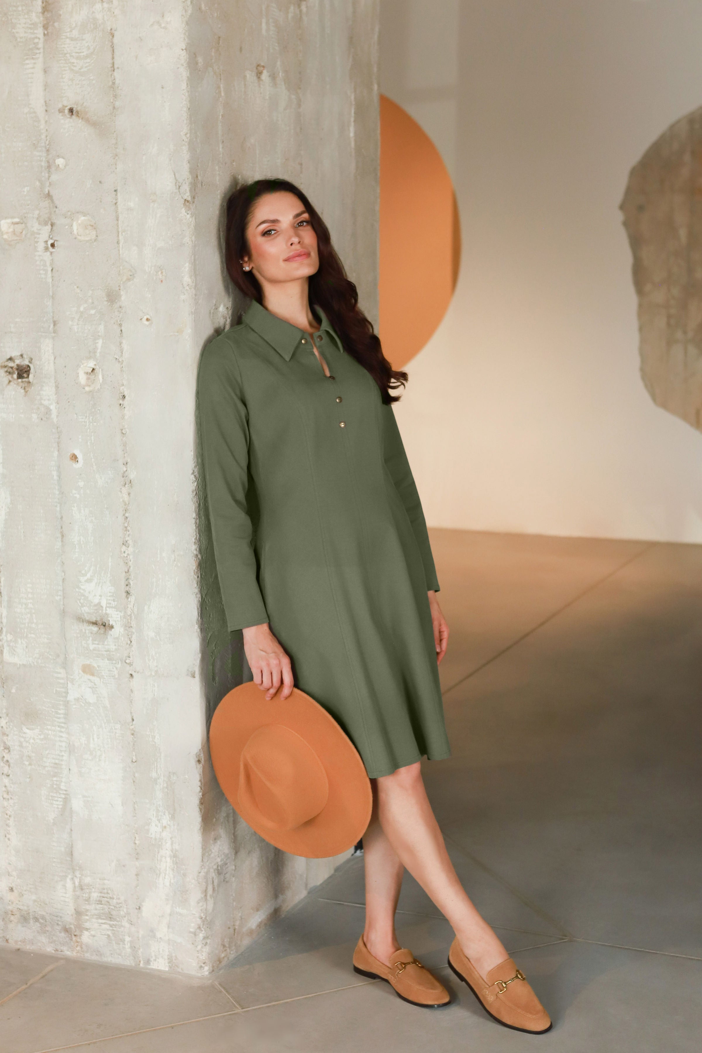 Trumpa suknelė „CIRKONIJA“ alyvuogių pilka