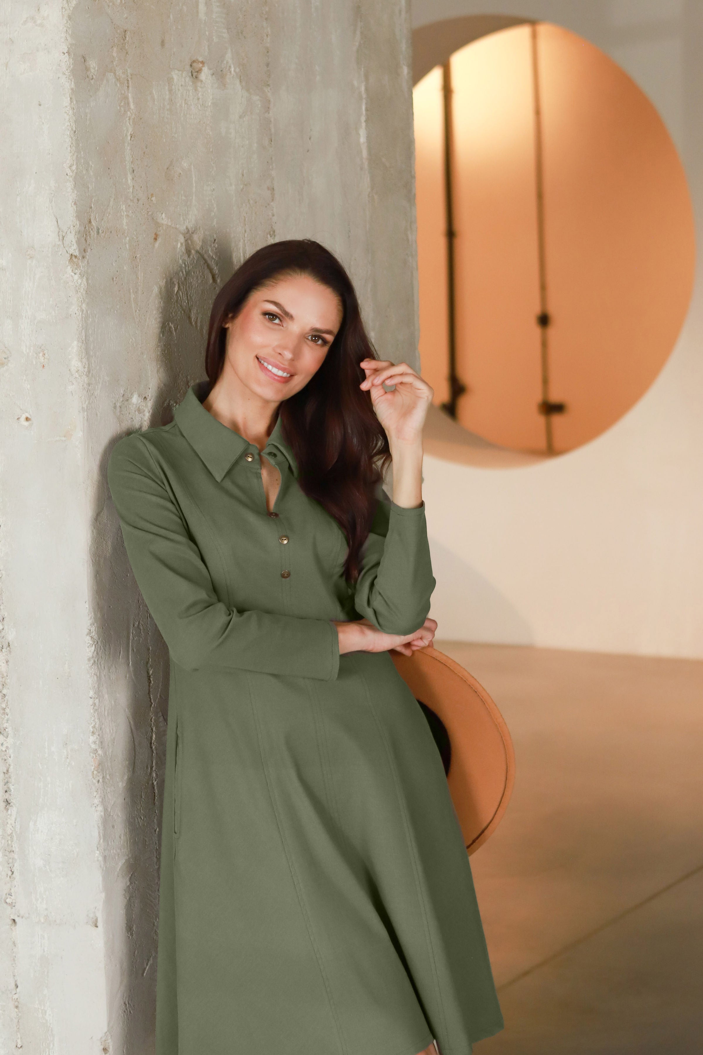 Trumpa suknelė „CIRKONIJA“ alyvuogių pilka