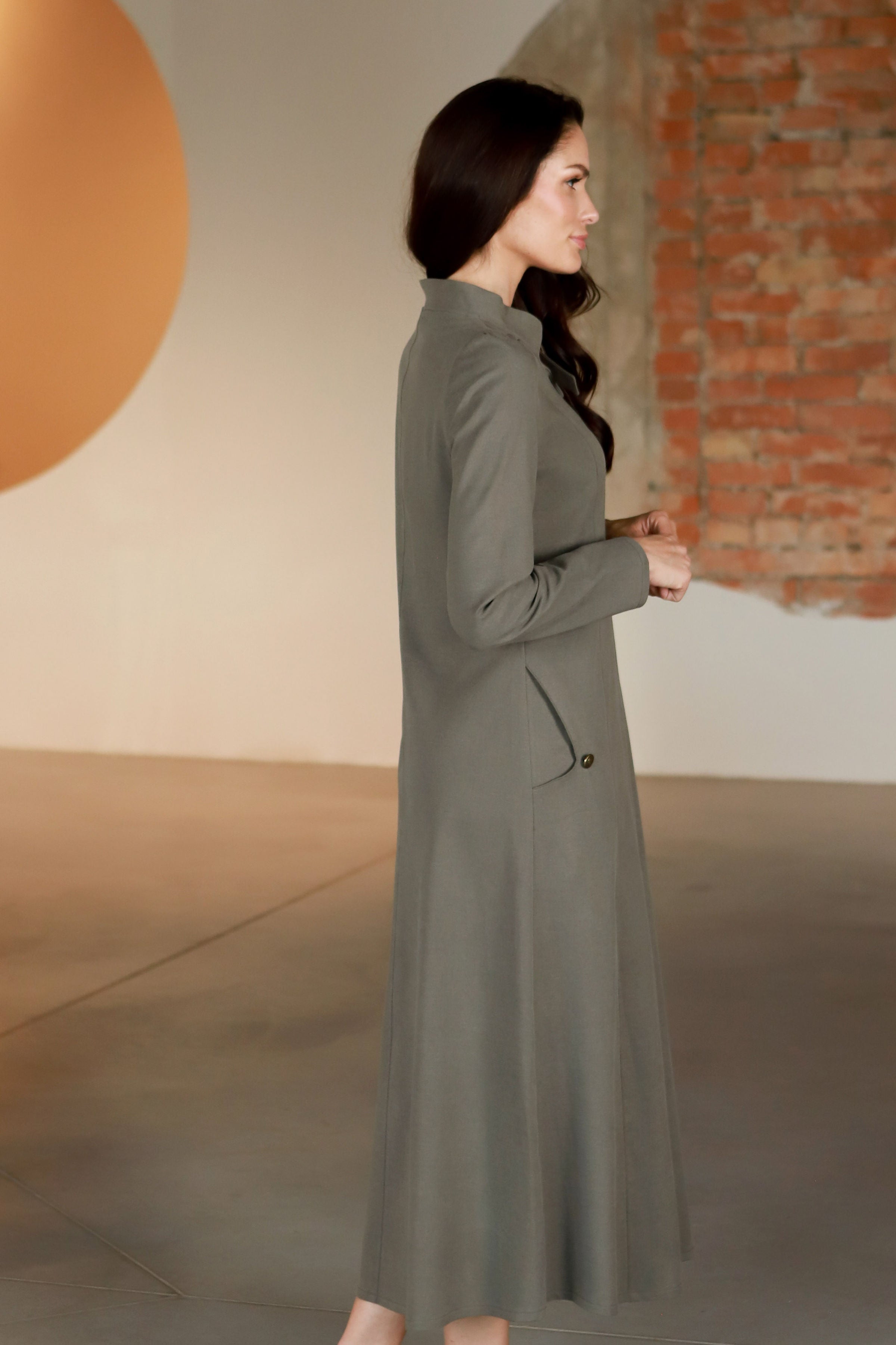 Suknelė su kaspinėliu „AUKSAS“ žalvario pilka