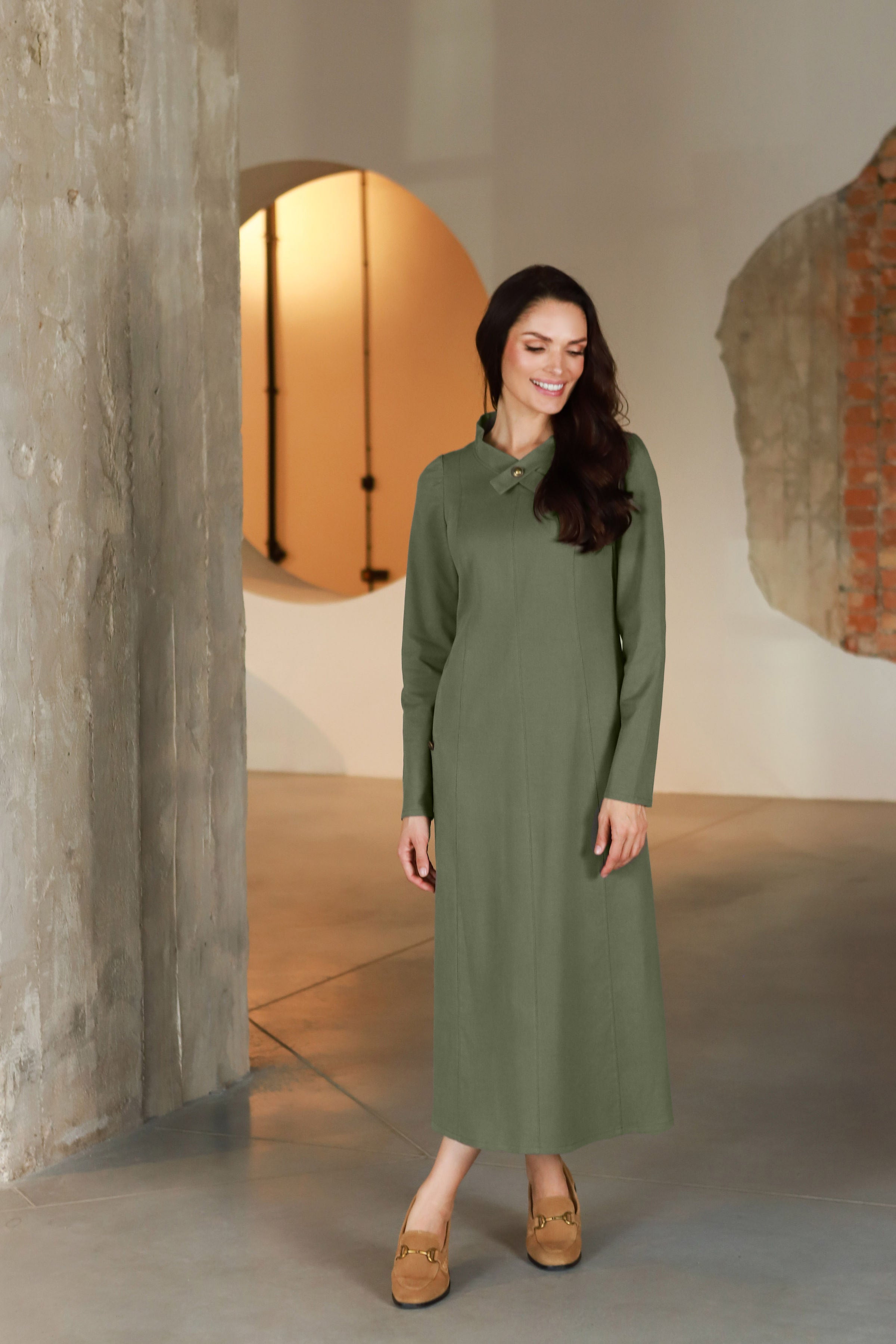 Suknelė su kaspinėliu „AUKSAS“ alyvuogių pilka