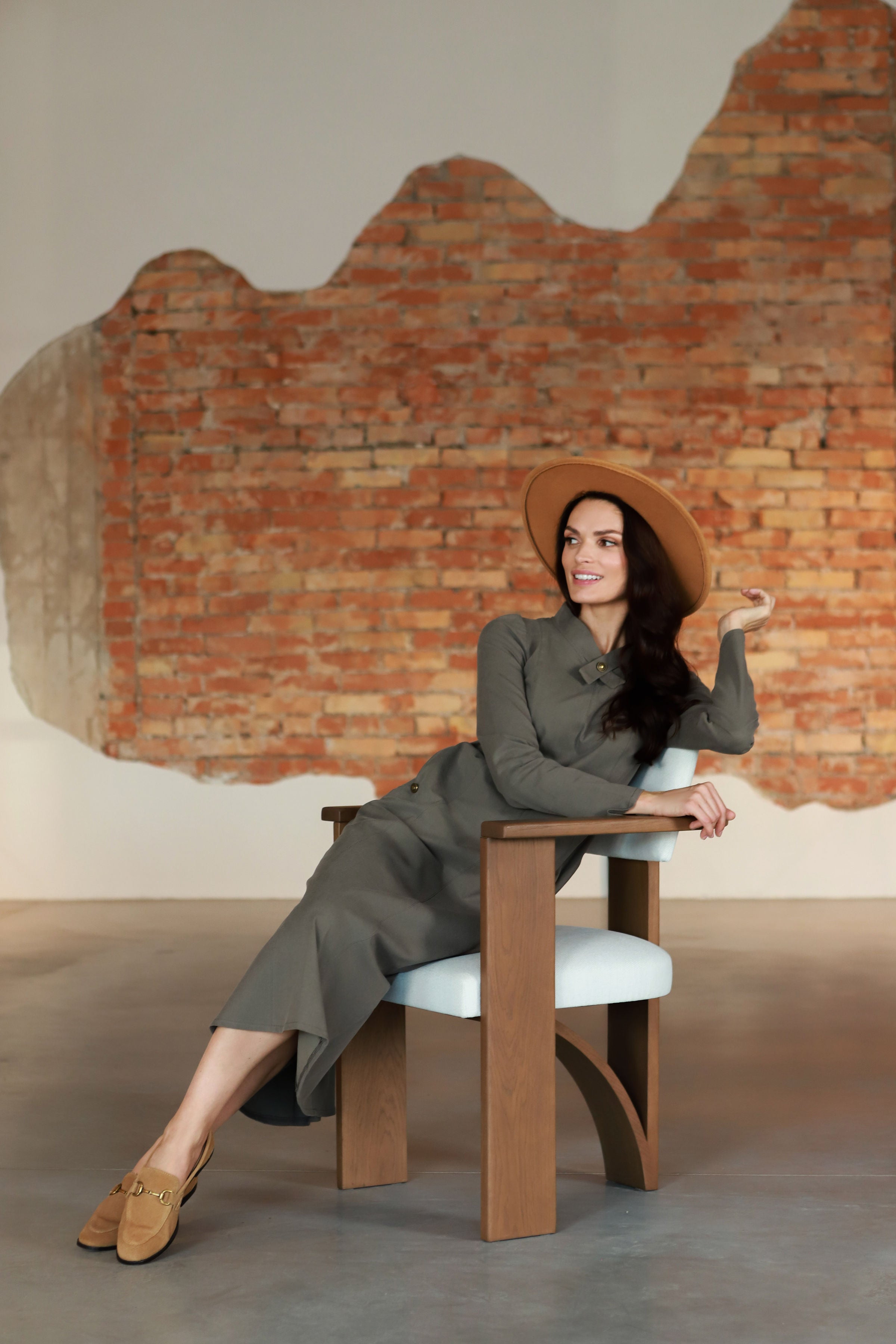 Suknelė su kaspinėliu „AUKSAS“ žalvario pilka