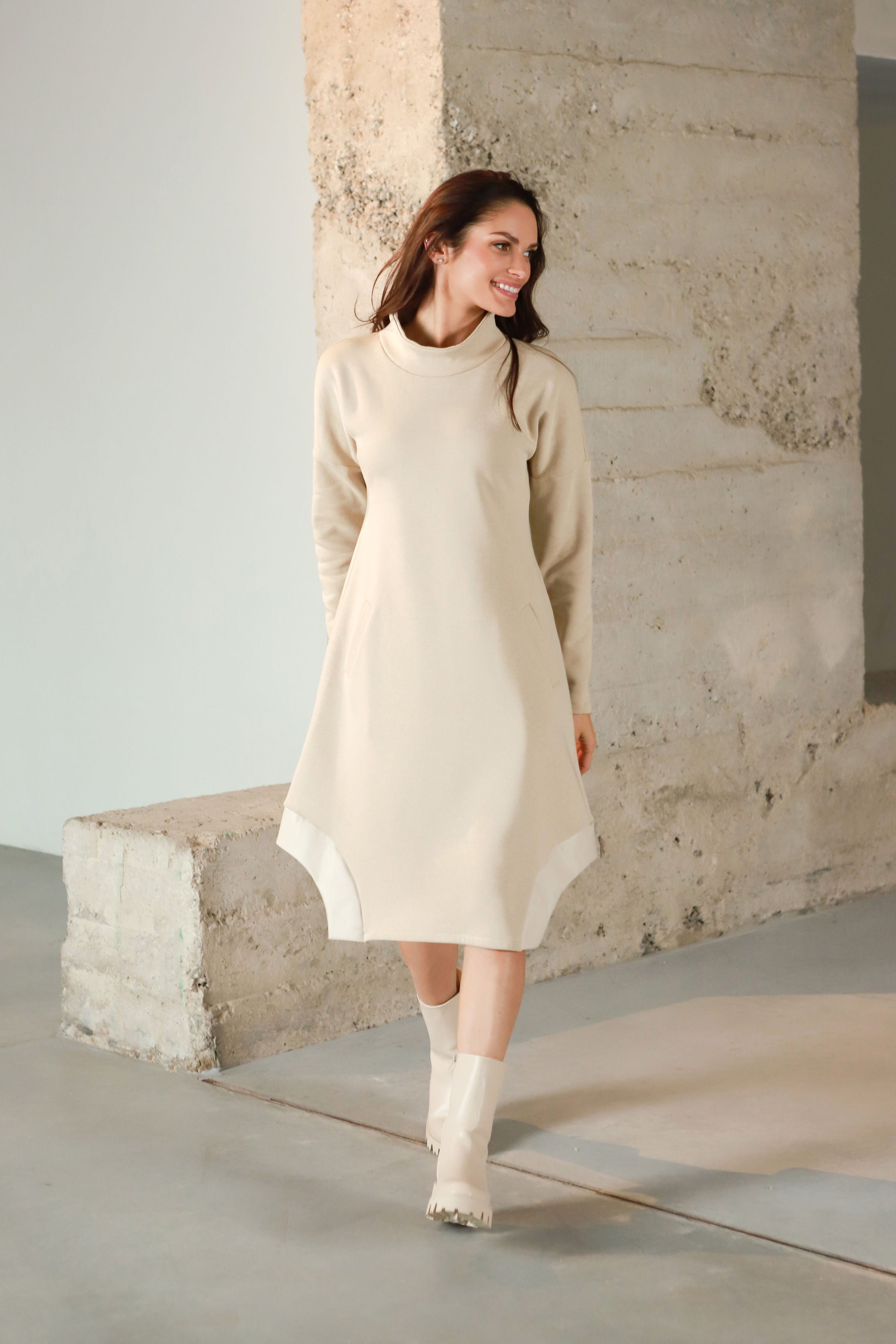 Medvilnės su pūkeliu suknelė su odos detalėmis „CIBETA“ perlo smėlinė