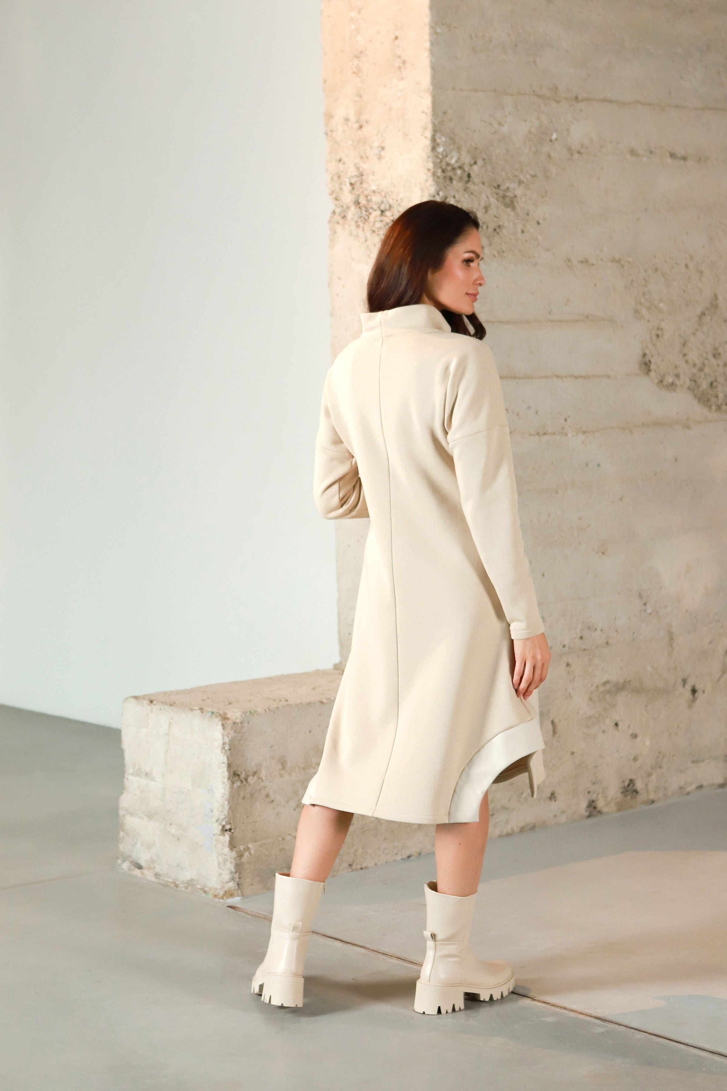 Medvilnės su pūkeliu suknelė su odos detalėmis „CIBETA“ perlo smėlinė