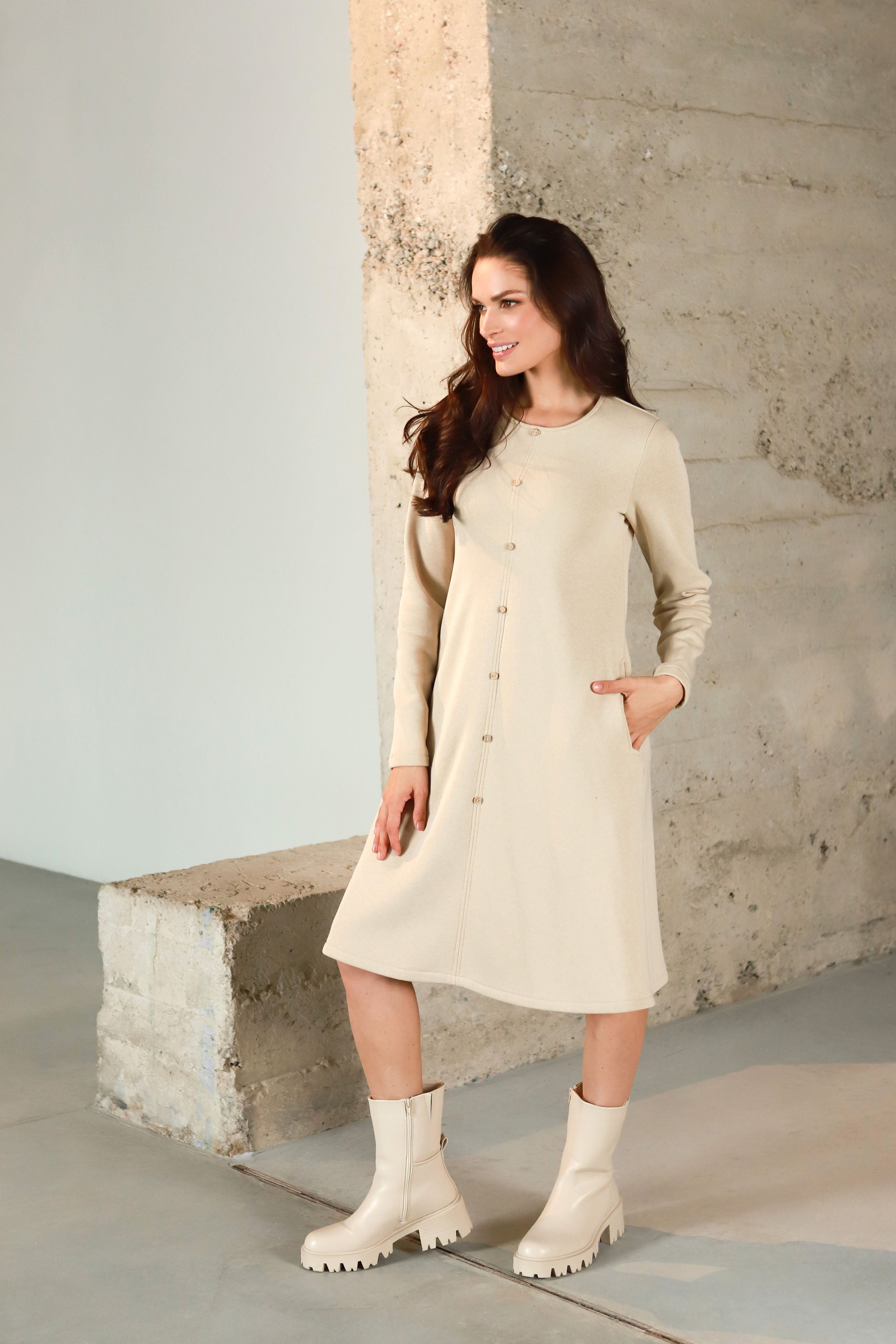 Medvilnės su pūkeliu suknelė su sagutėmis „MUSKATA“ perlo smėlinė