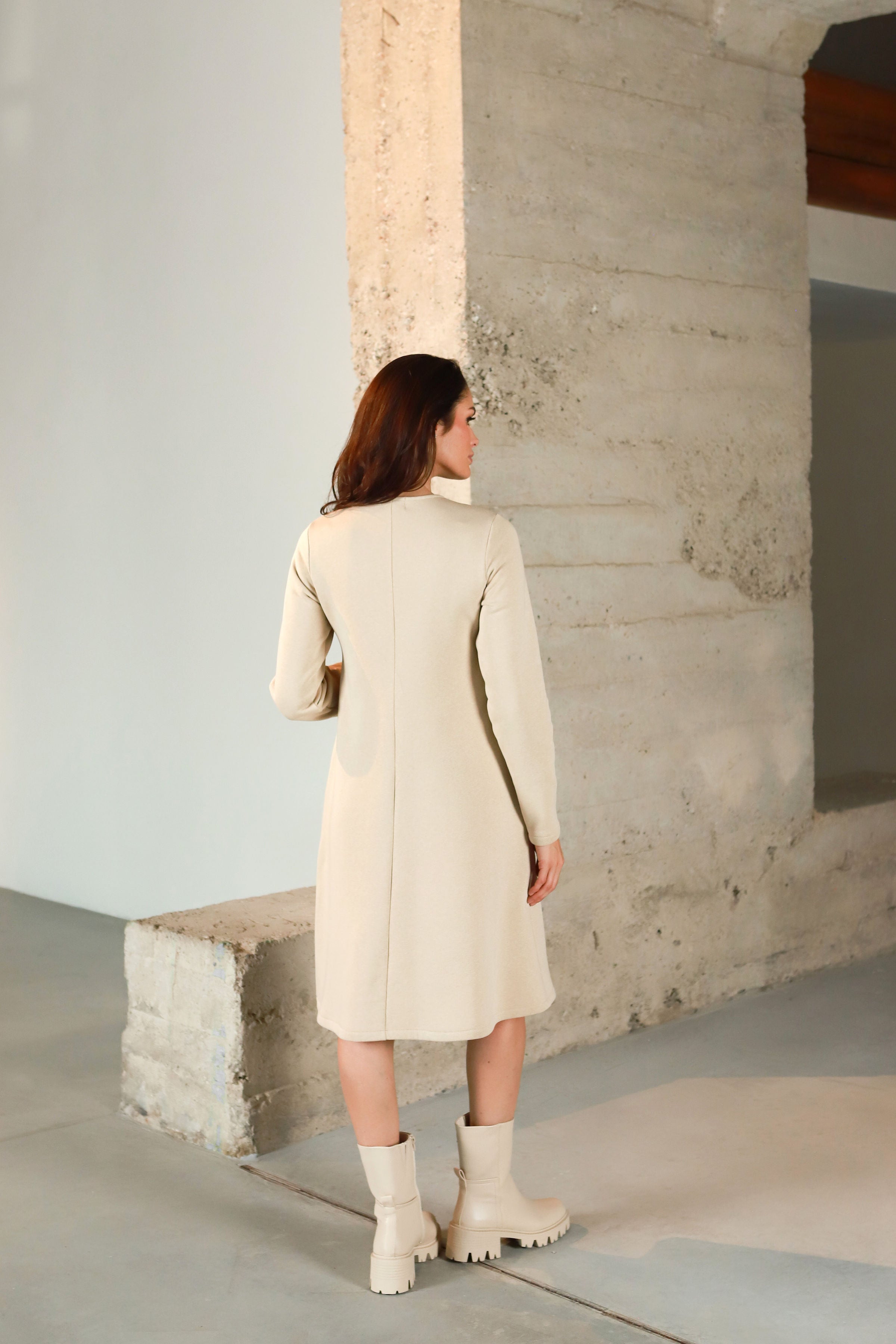 Medvilnės su pūkeliu suknelė su sagutėmis „MUSKATA“ perlo smėlinė