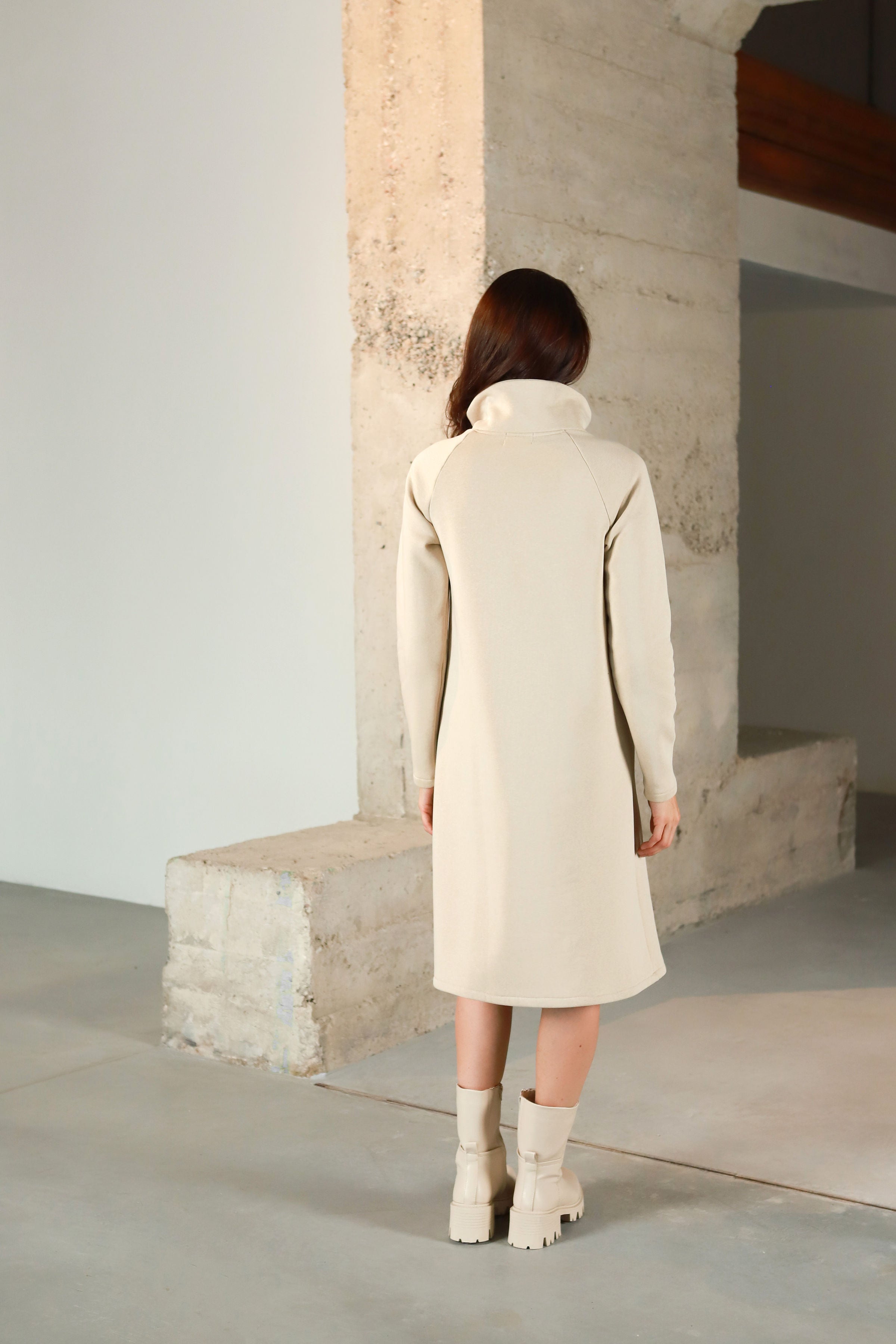 Medvilnės su pūkeliu suknelė aukštu kaklu „ŠAFRANA“ perlo smėlinė