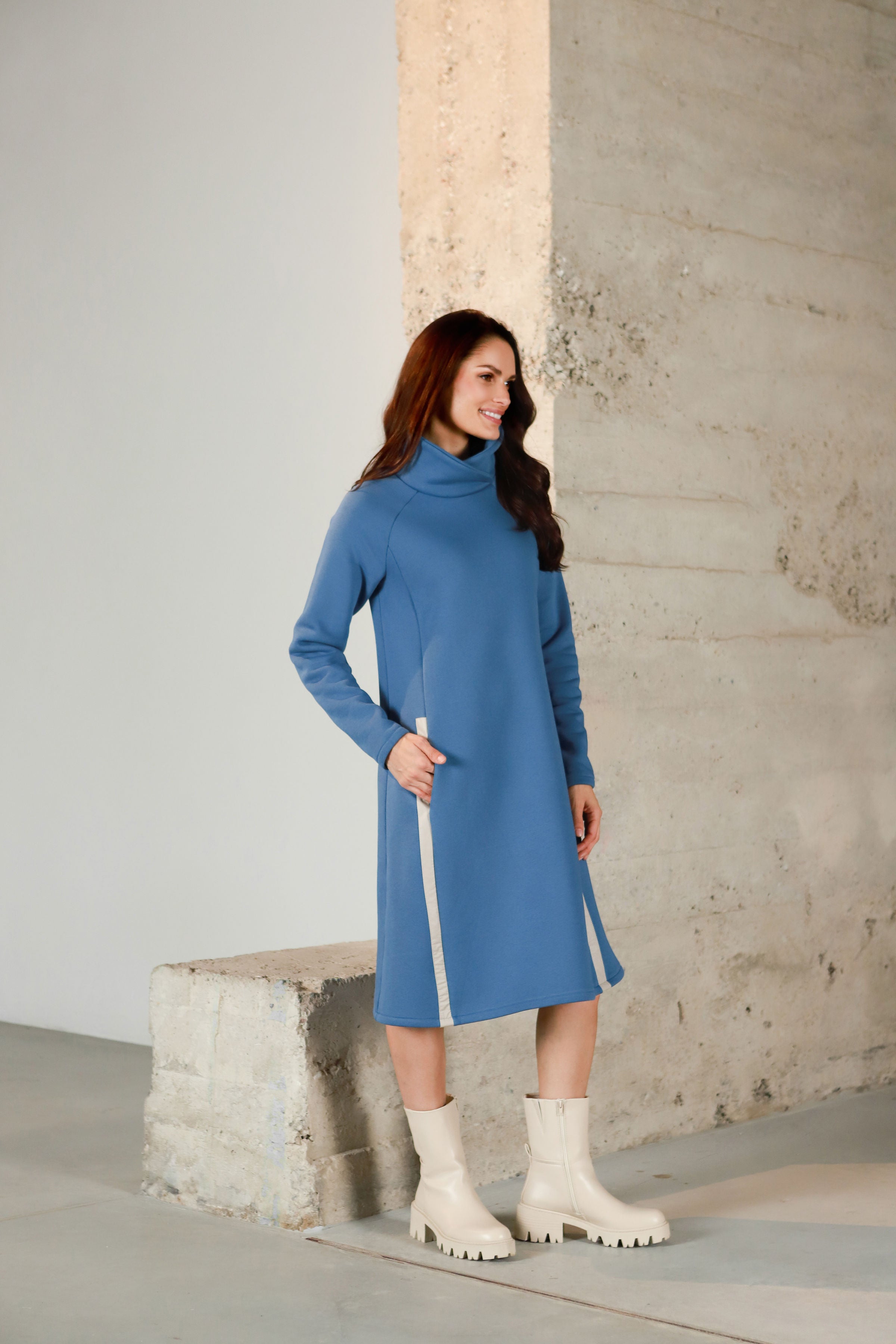 Medvilnės su pūkeliu suknelė aukštu kaklu „ŠAFRANA“ dangaus mėlyna