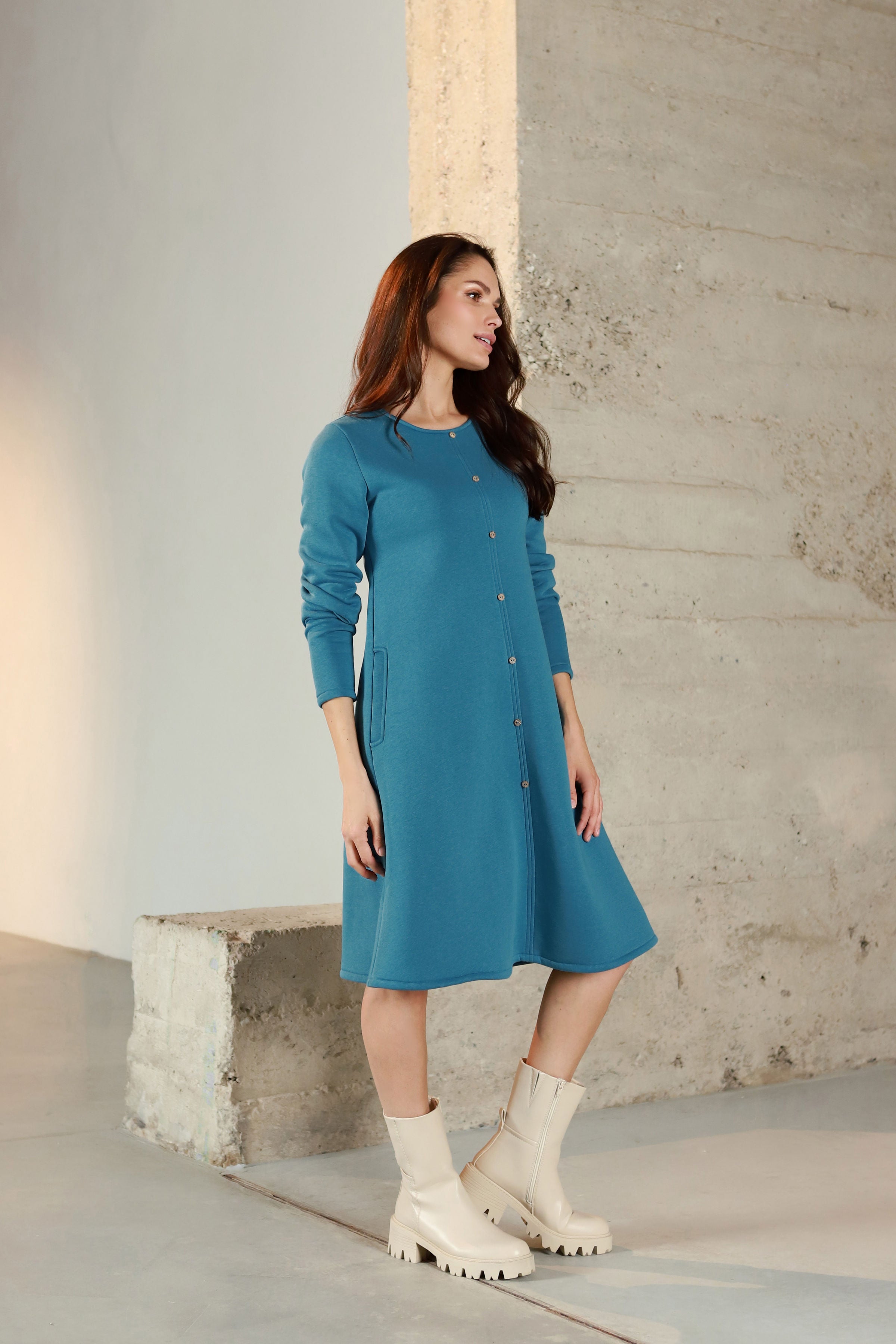 Medvilnės su pūkeliu suknelė su sagutėmis „MUSKATA“ turkio mėlyna