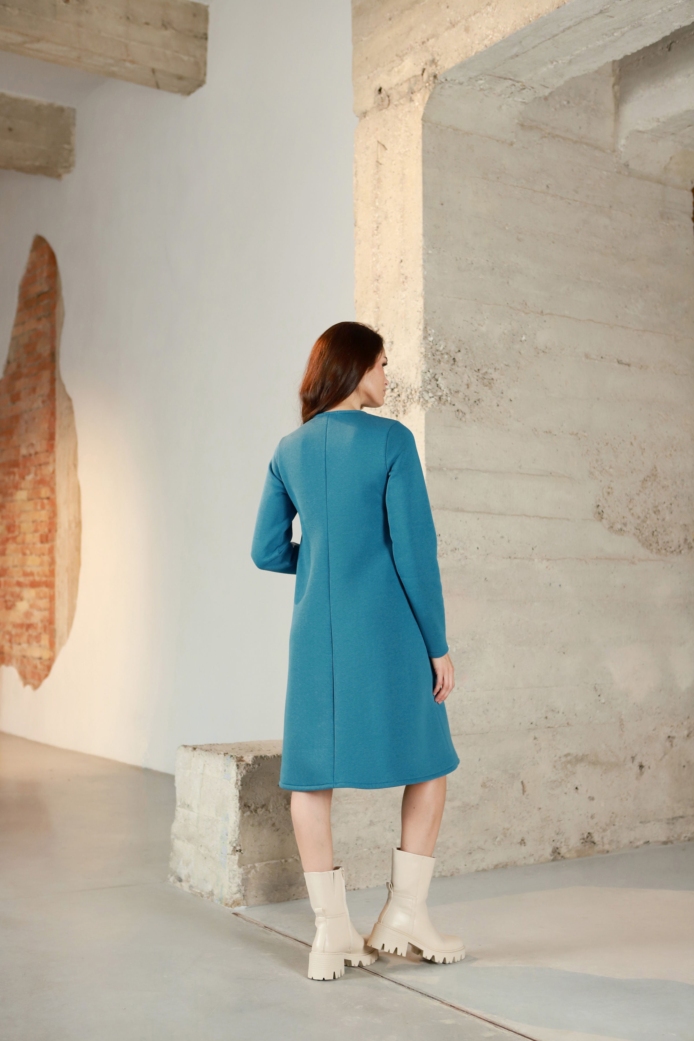 Medvilnės su pūkeliu suknelė su sagutėmis „MUSKATA“ turkio mėlyna