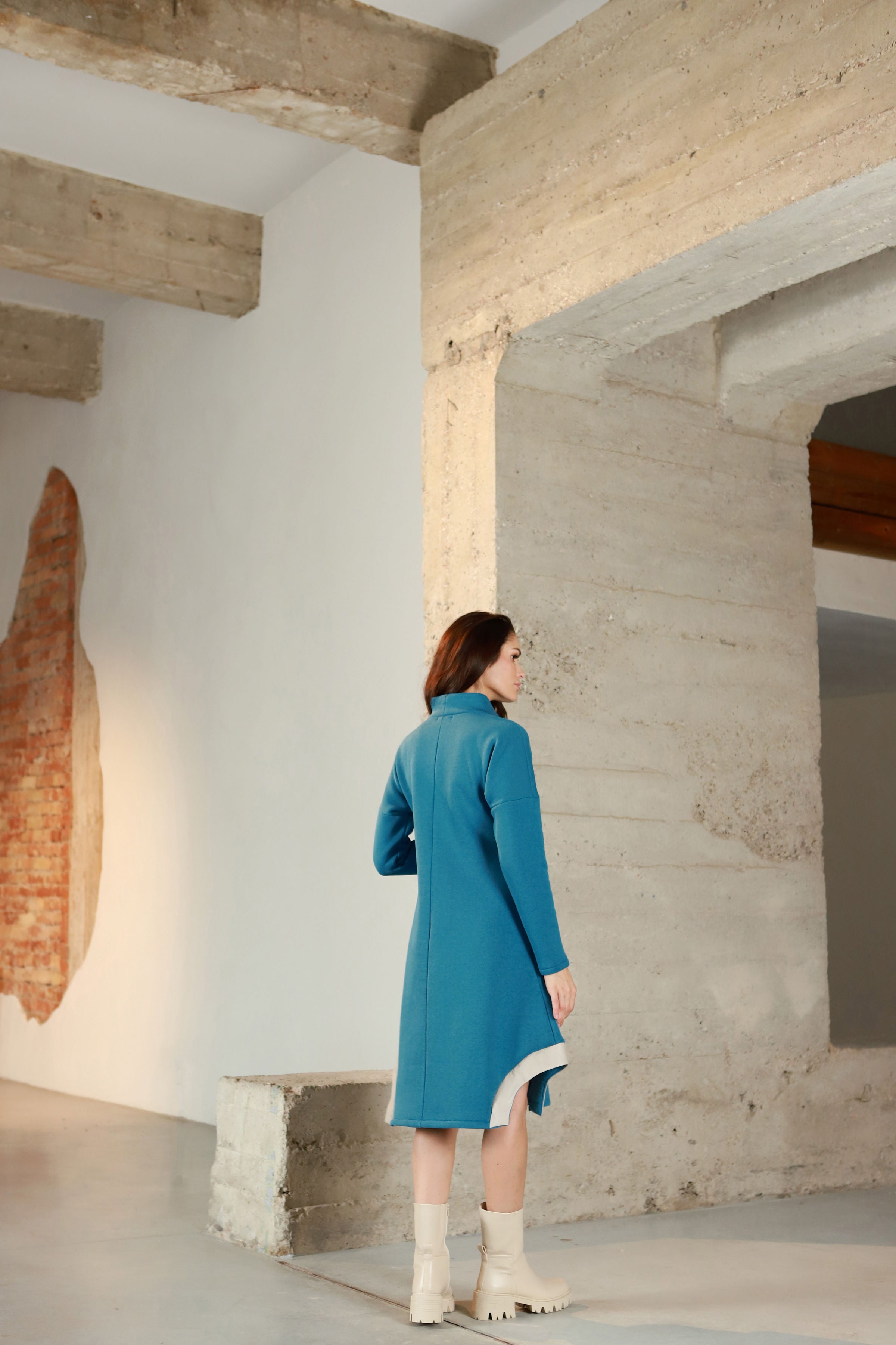 Medvilnės su pūkeliu suknelė su odos detalėmis „CIBETA“ turkio mėlyna