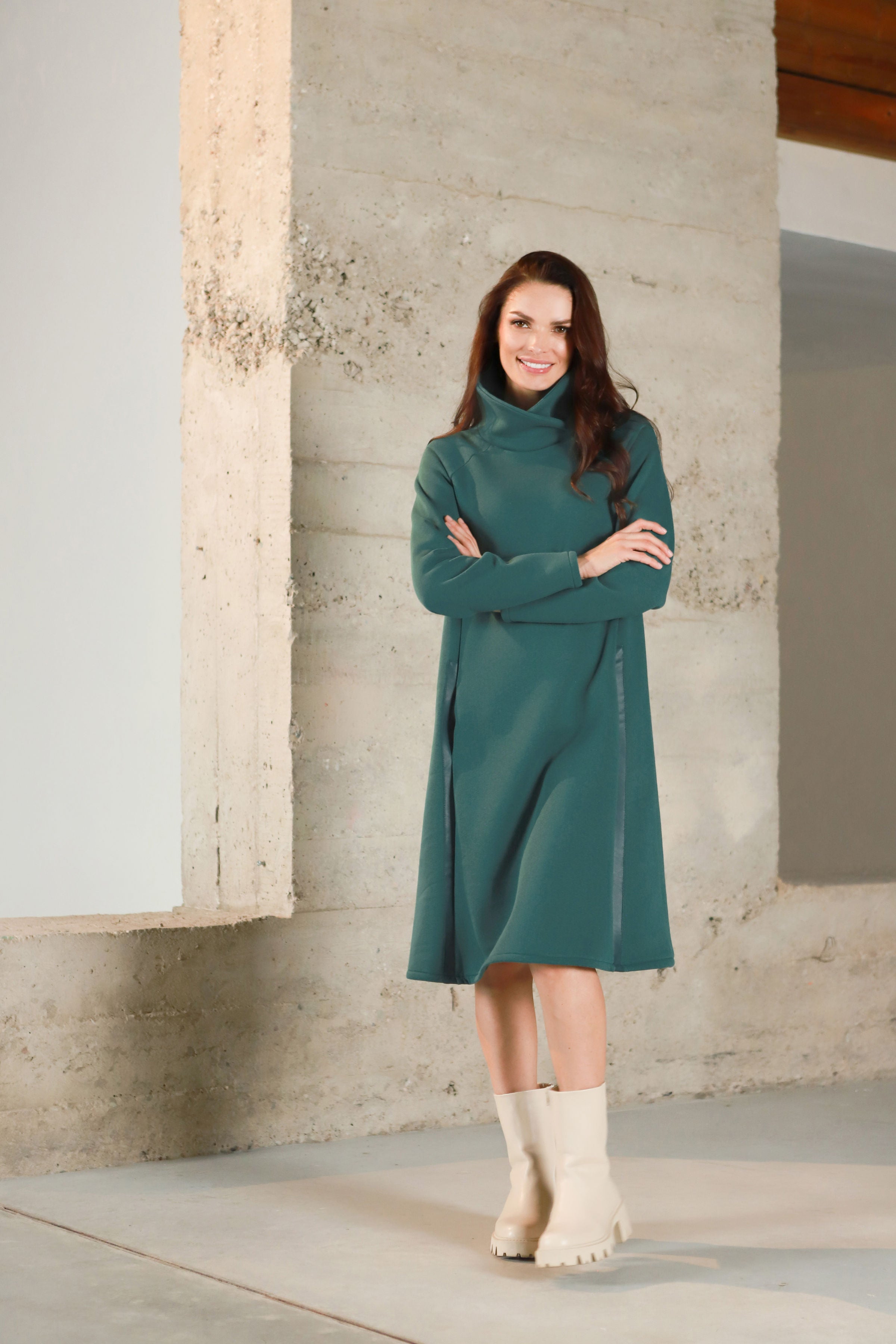 Medvilnės su pūkeliu suknelė aukštu kaklu „ŠAFRANA“ vandenyno t. žalia