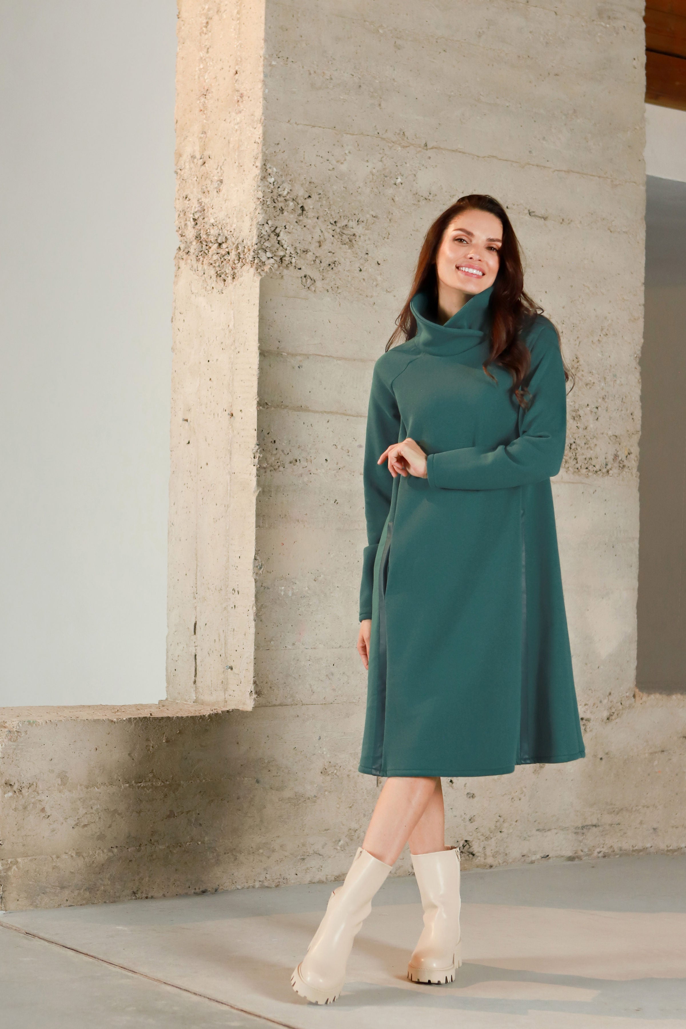 Medvilnės su pūkeliu suknelė aukštu kaklu „ŠAFRANA“ vandenyno t. žalia