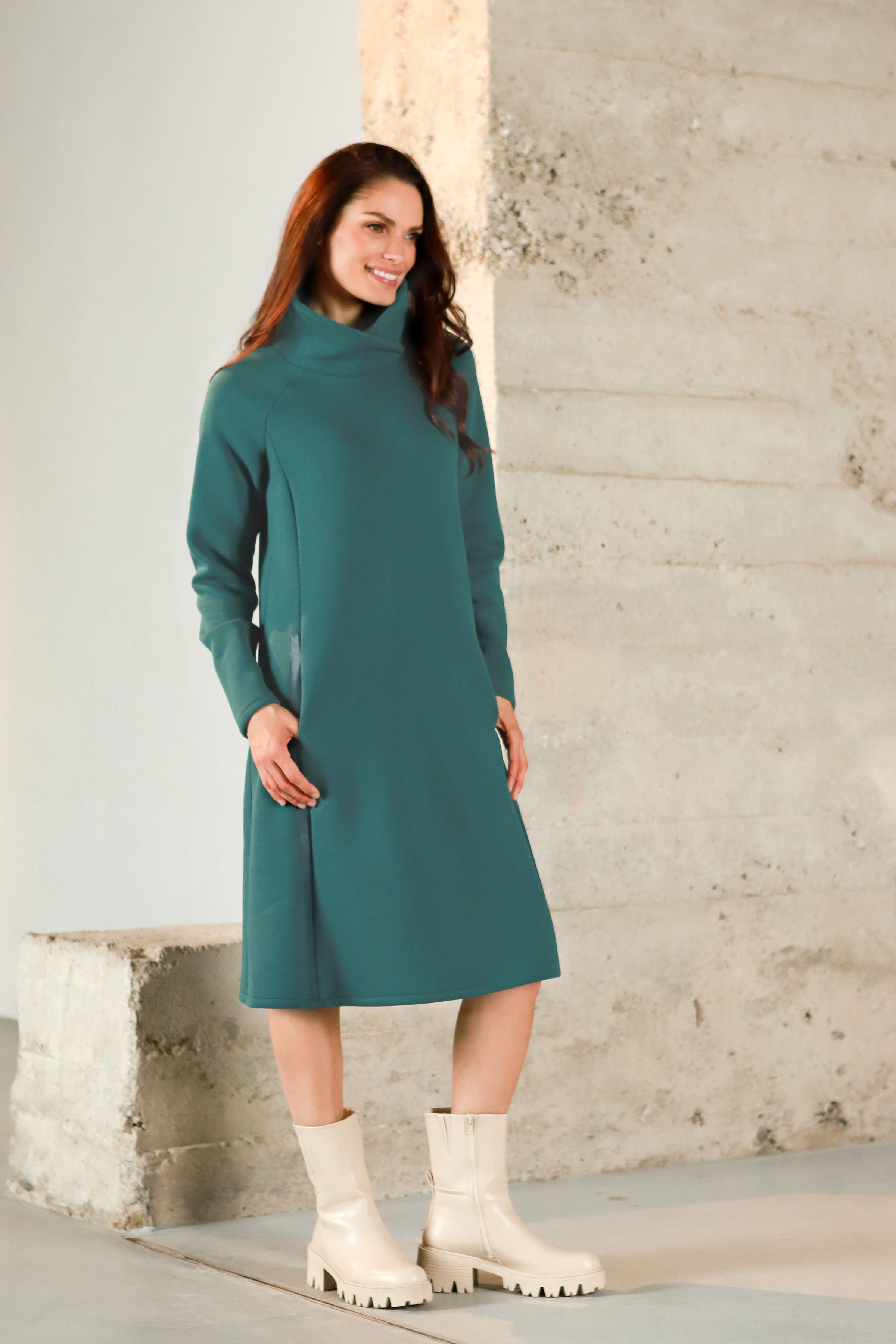 Medvilnės su pūkeliu suknelė aukštu kaklu „ŠAFRANA“ vandenyno t. žalia