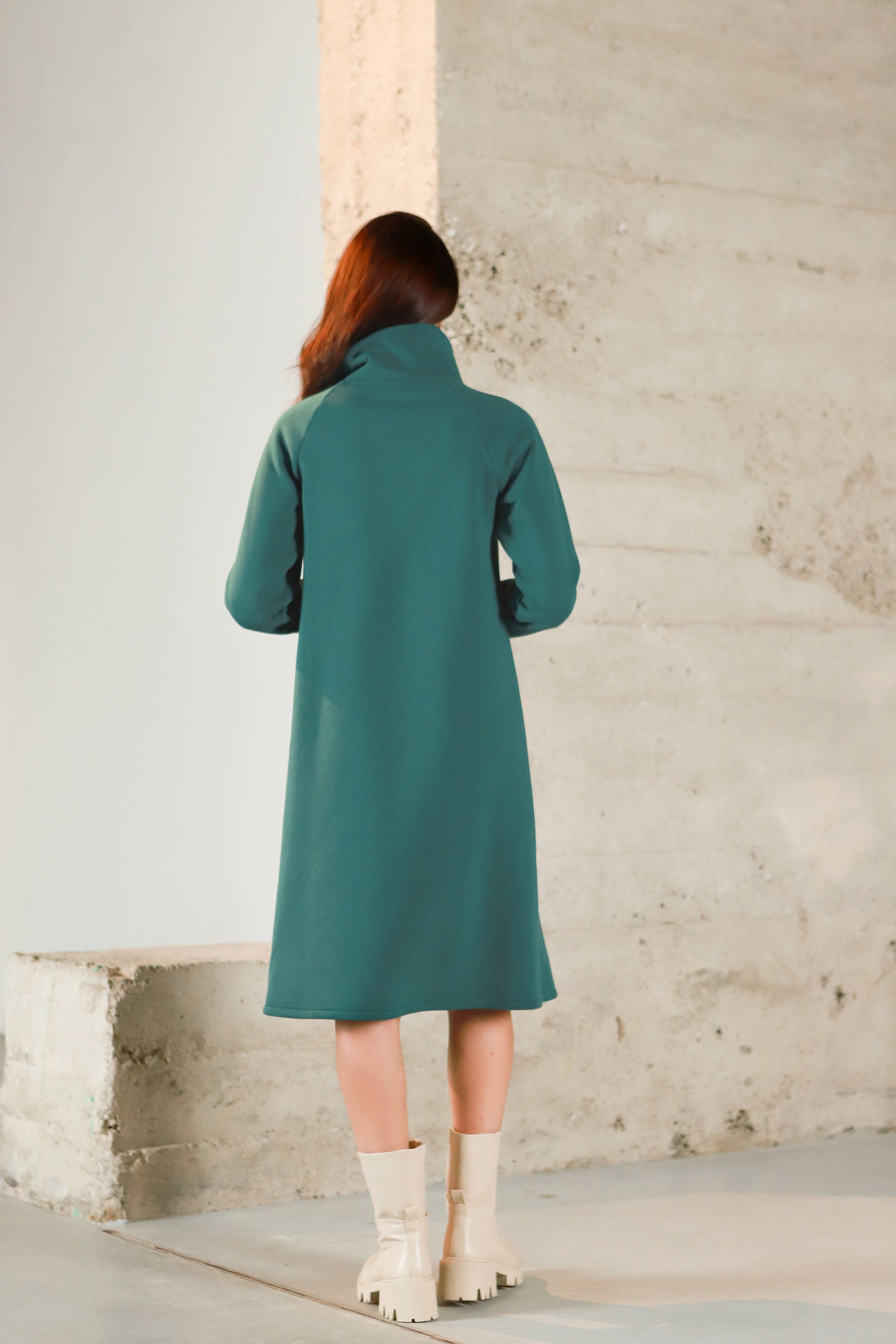 Medvilnės su pūkeliu suknelė aukštu kaklu „ŠAFRANA“ vandenyno t. žalia