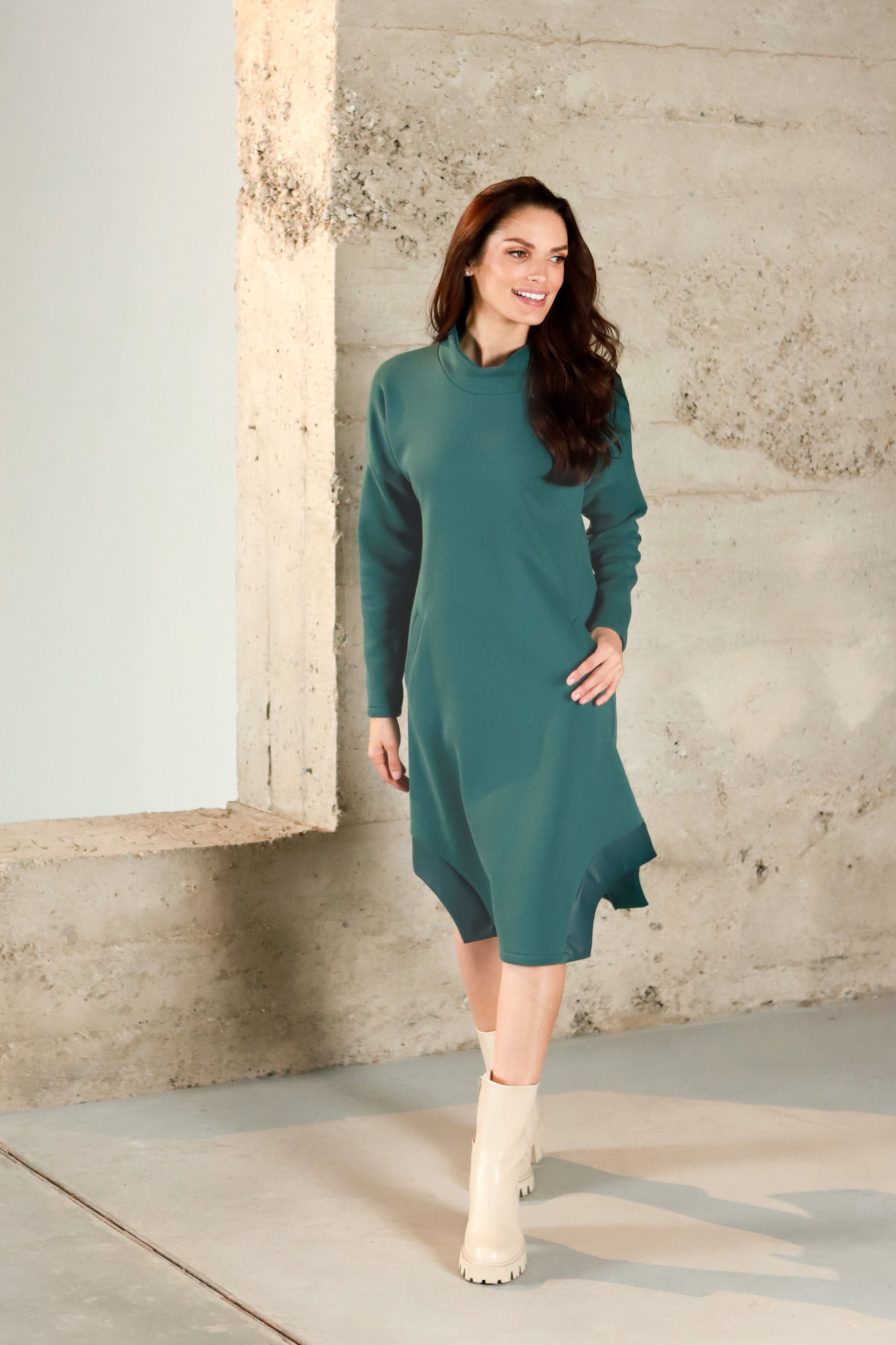 Medvilnės su pūkeliu suknelė su odos detalėmis „CIBETA“ vandenyno t. žalia