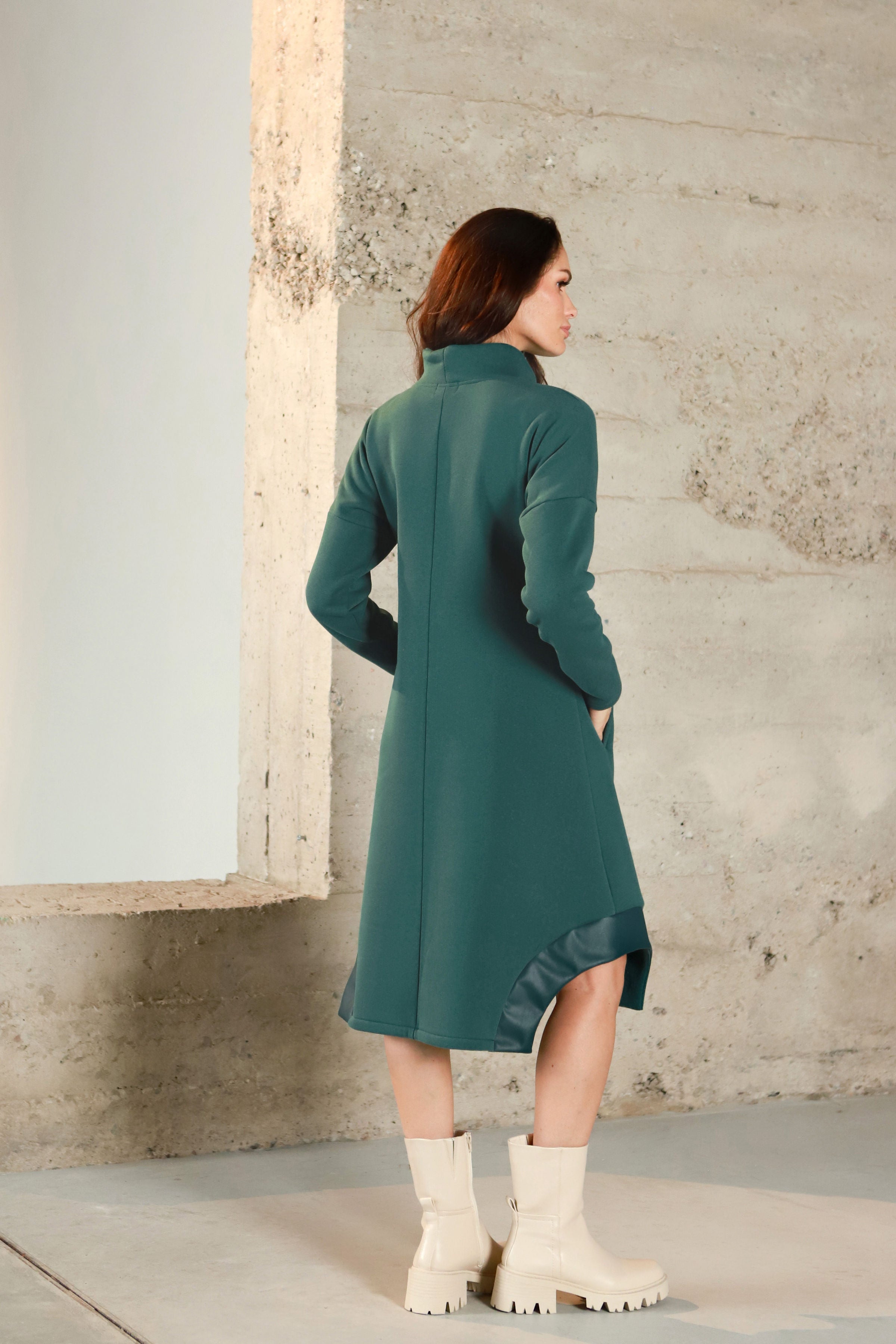 Medvilnės su pūkeliu suknelė su odos detalėmis „CIBETA“ vandenyno t. žalia