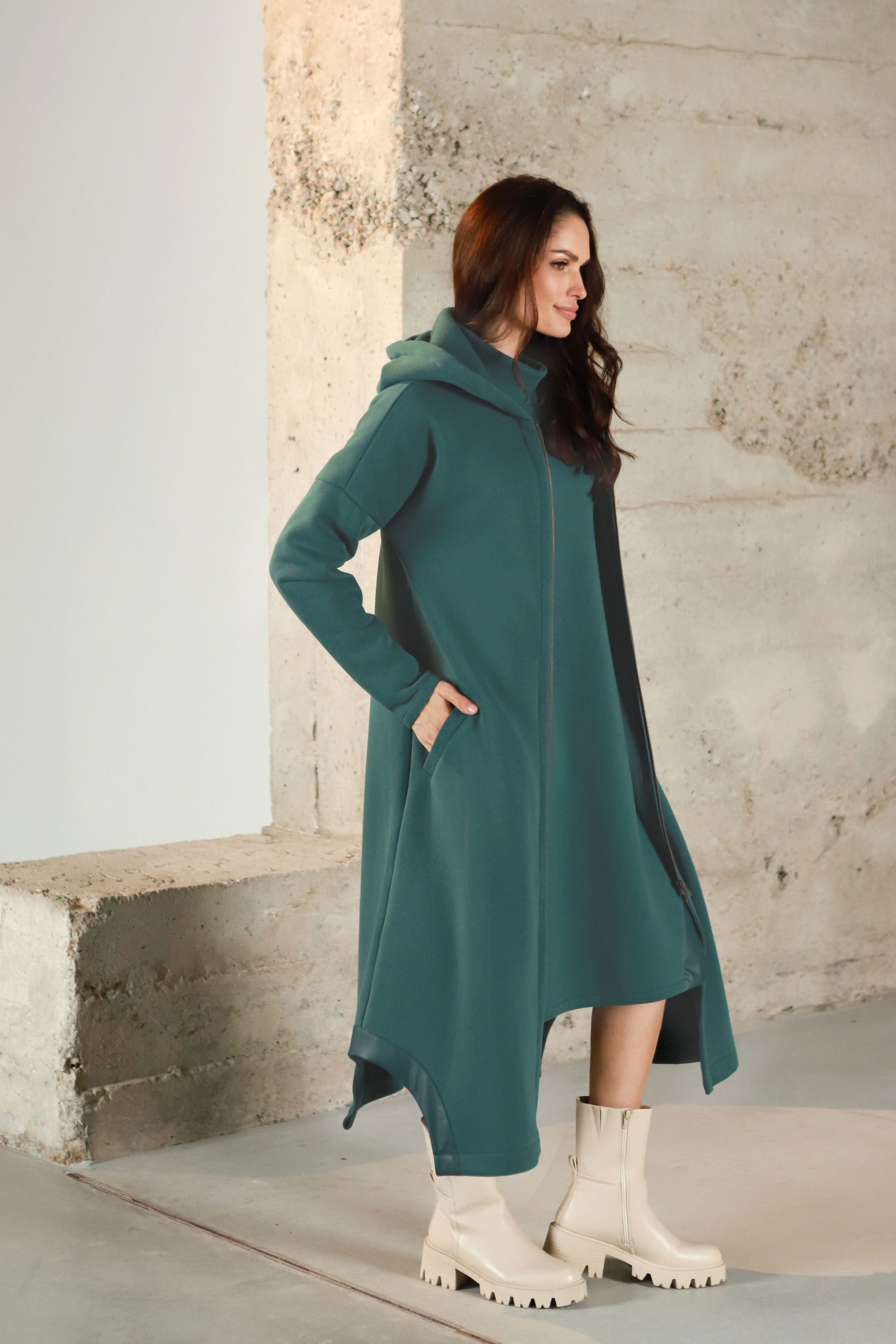 Medvilnės su pūkeliu suknelė su odos detalėmis „CIBETA“ vandenyno t. žalia