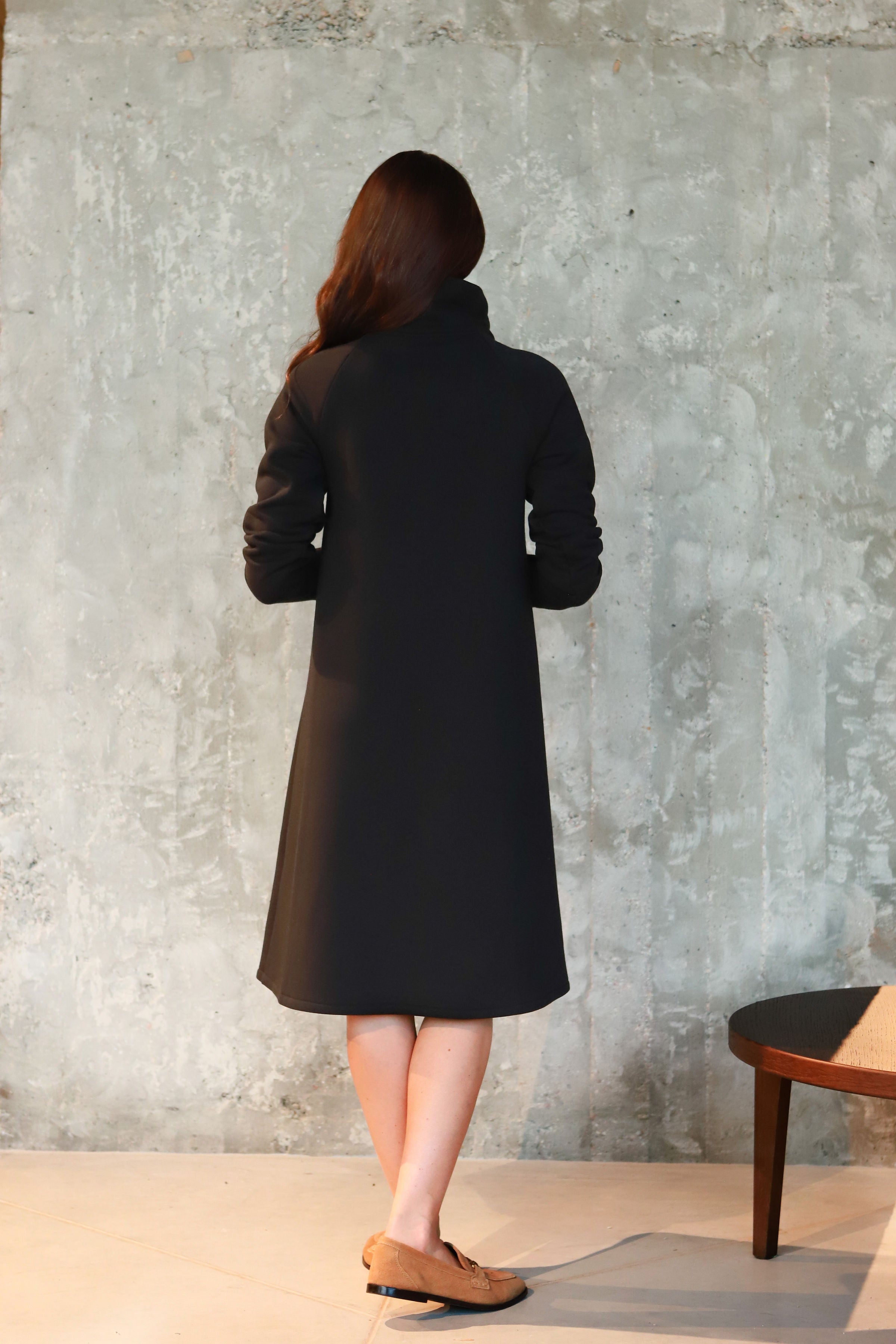 Medvilnės su pūkeliu suknelė aukštu kaklu „ŠAFRANA“ juoda