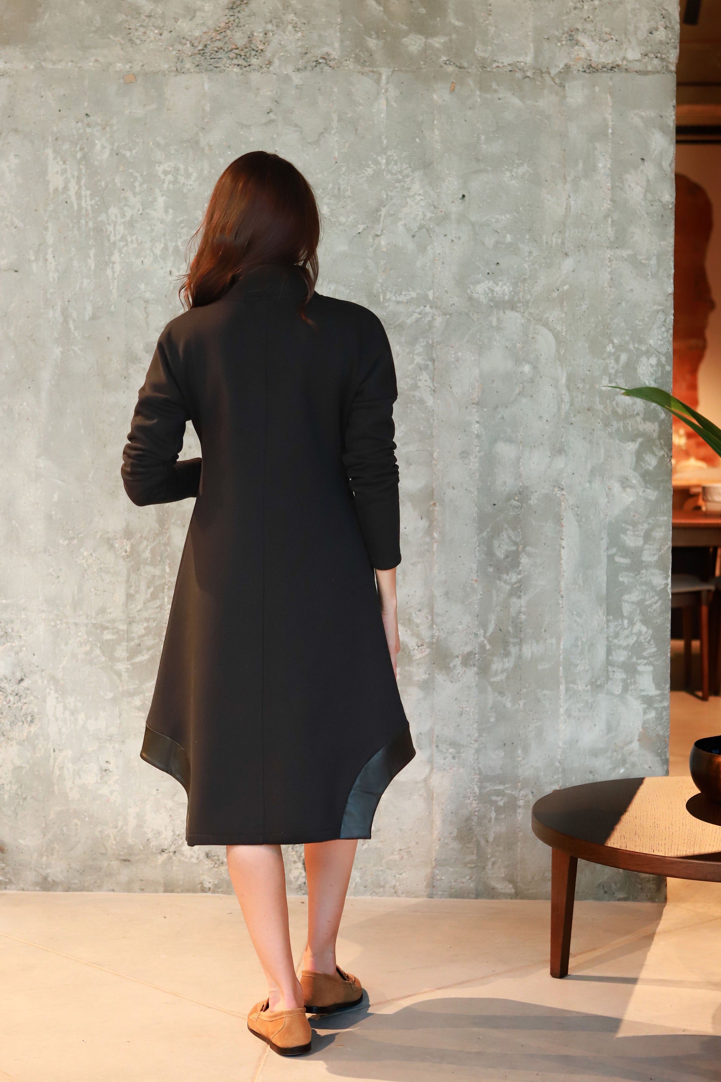 Medvilnės su pūkeliu suknelė su odos detalėmis „CIBETA“ juoda