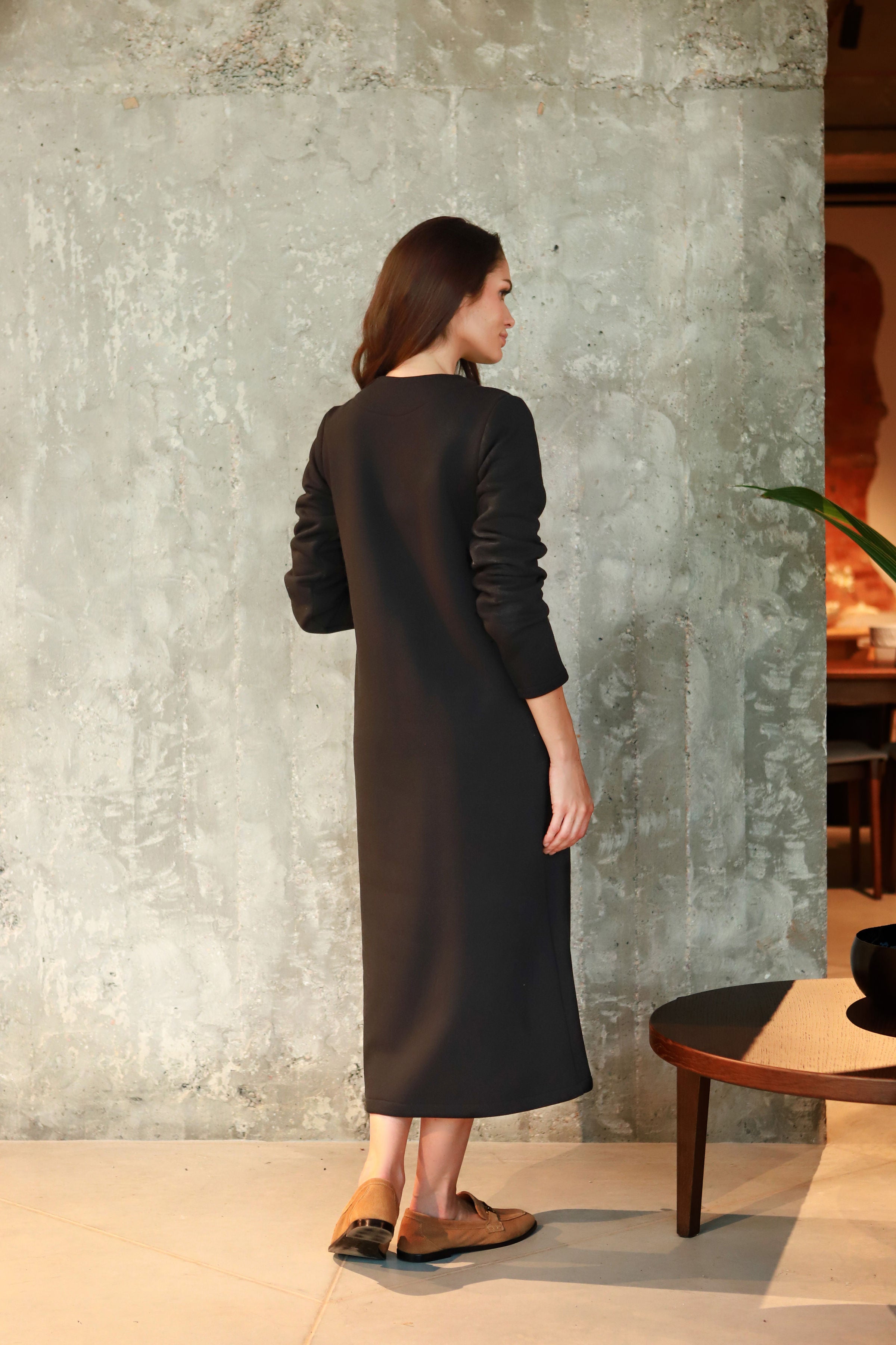 Pusilgė medvilnės su pūkeliu suknelė „VANILĖ“ juoda