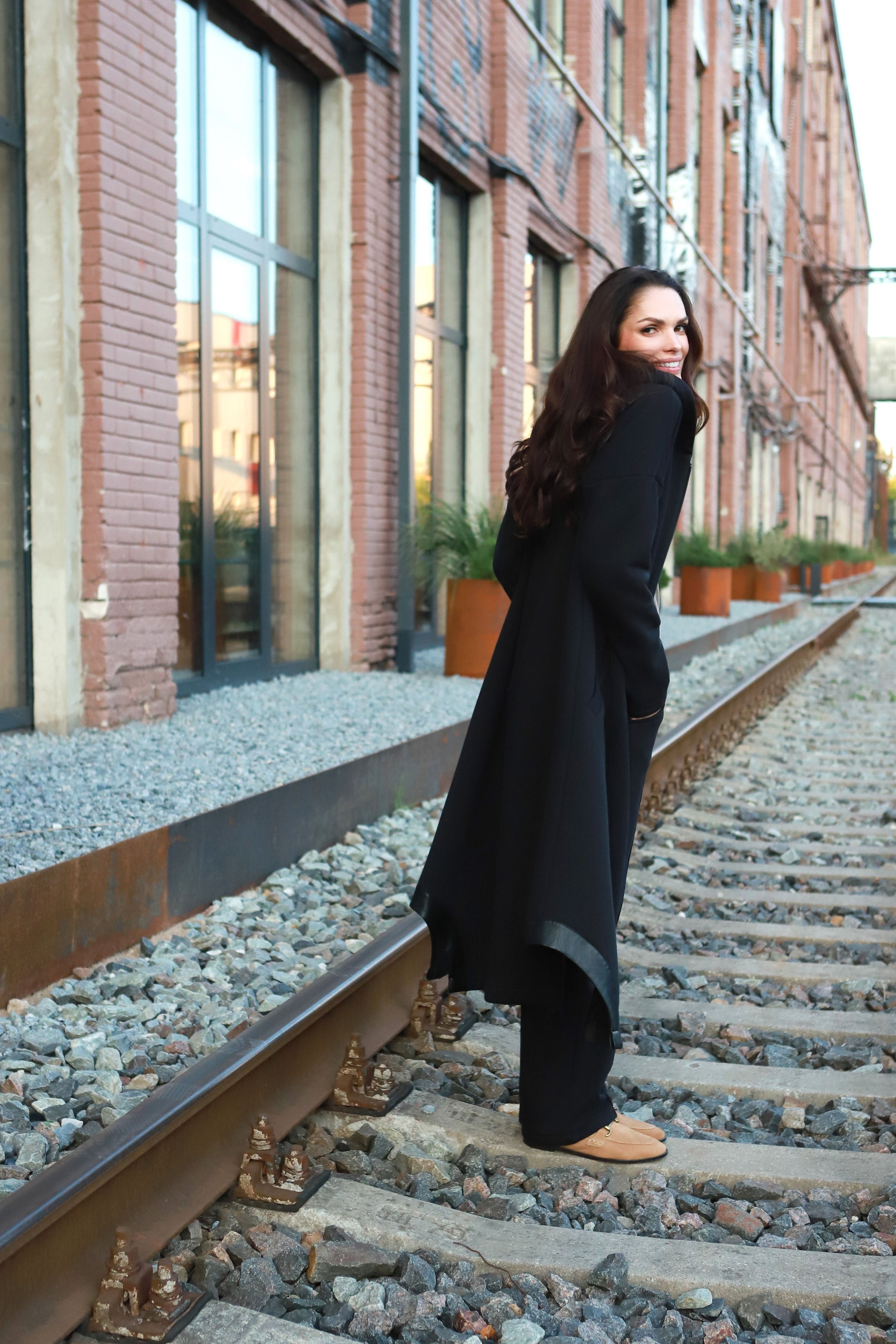 Medvilnės su pūkeliu ilgas švarkas su užtrauktuku „ANYŽIUS“ juoda