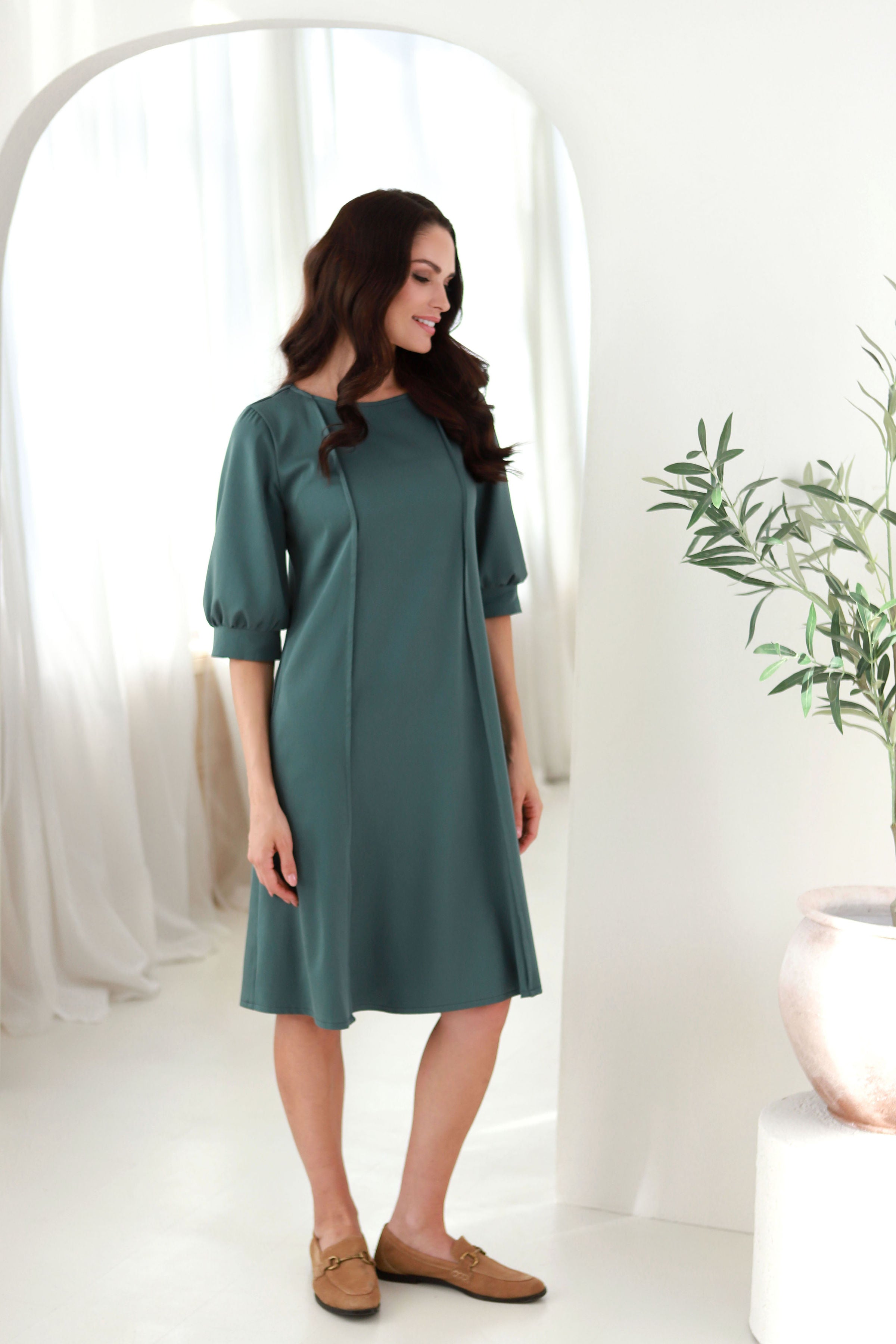 Trumpa suknelė „BLYKSNIS“ eukalipto žalia