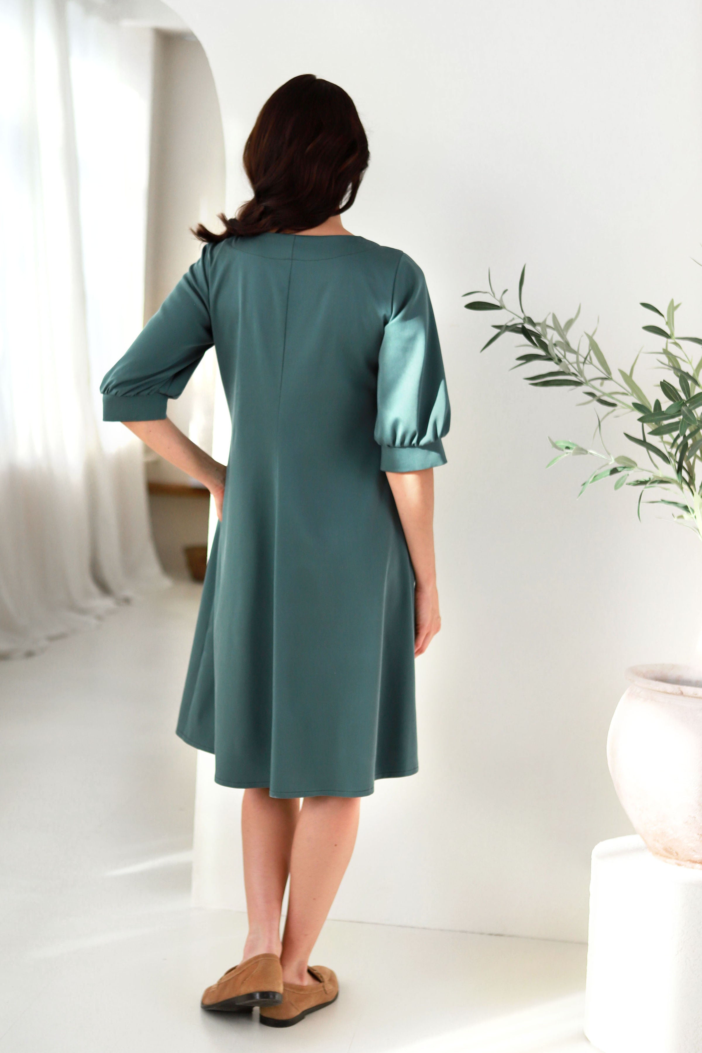 Trumpa suknelė „BLYKSNIS“ eukalipto žalia