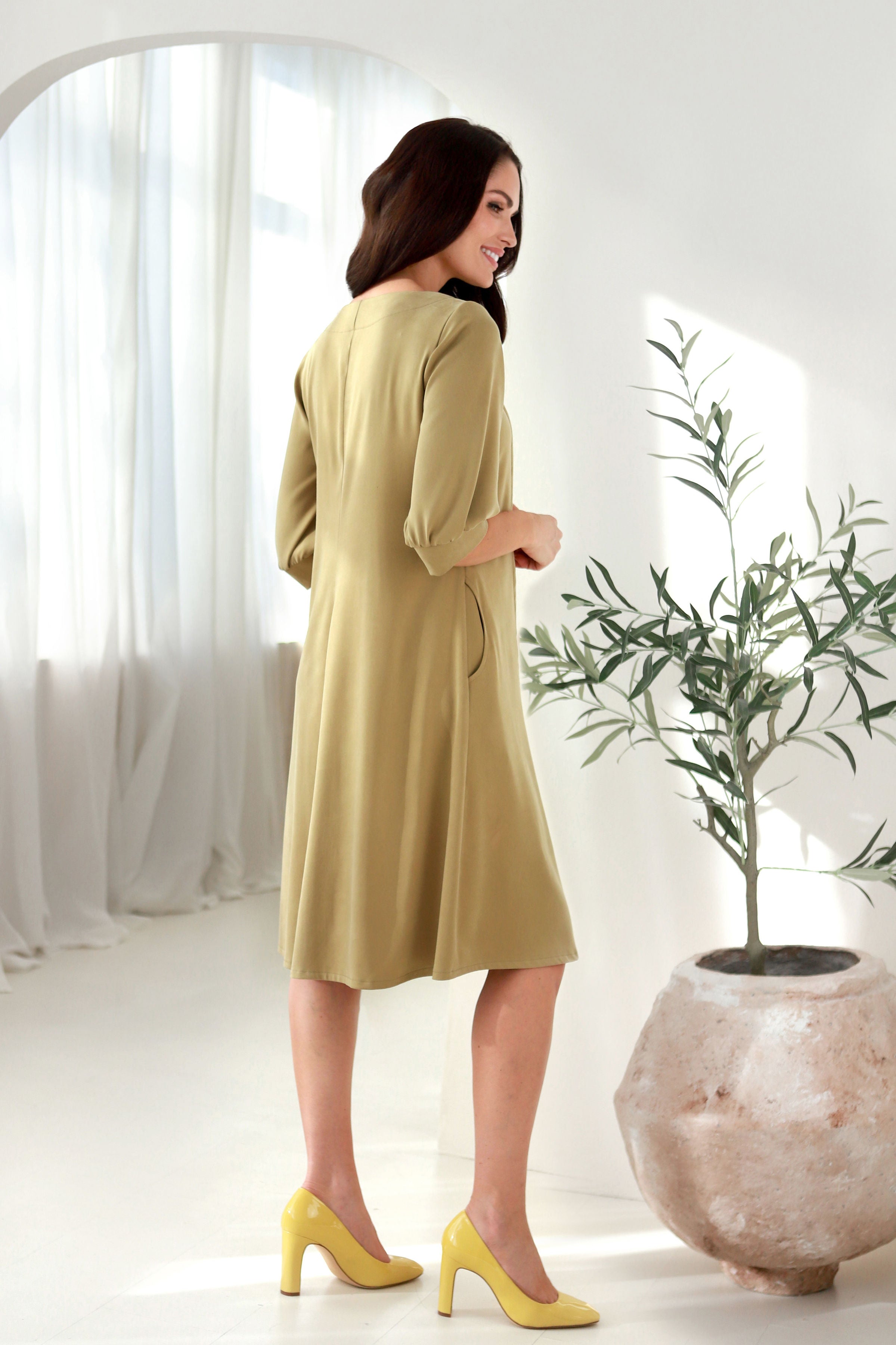 Trumpa suknelė „BLYKSNIS“ alyvuogių žalia