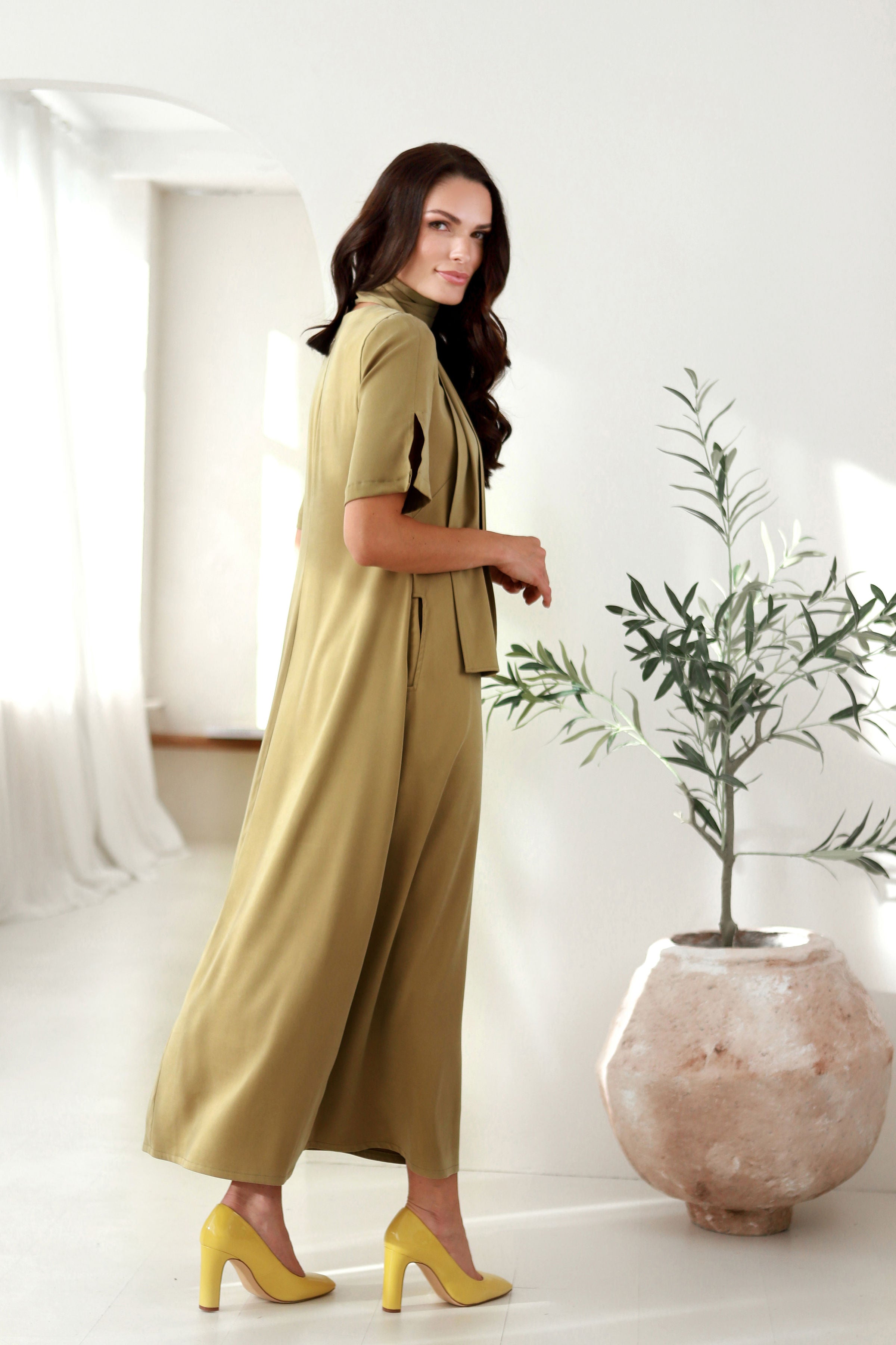 Ilga suknelė „SVAJA“ alyvuogių žalia