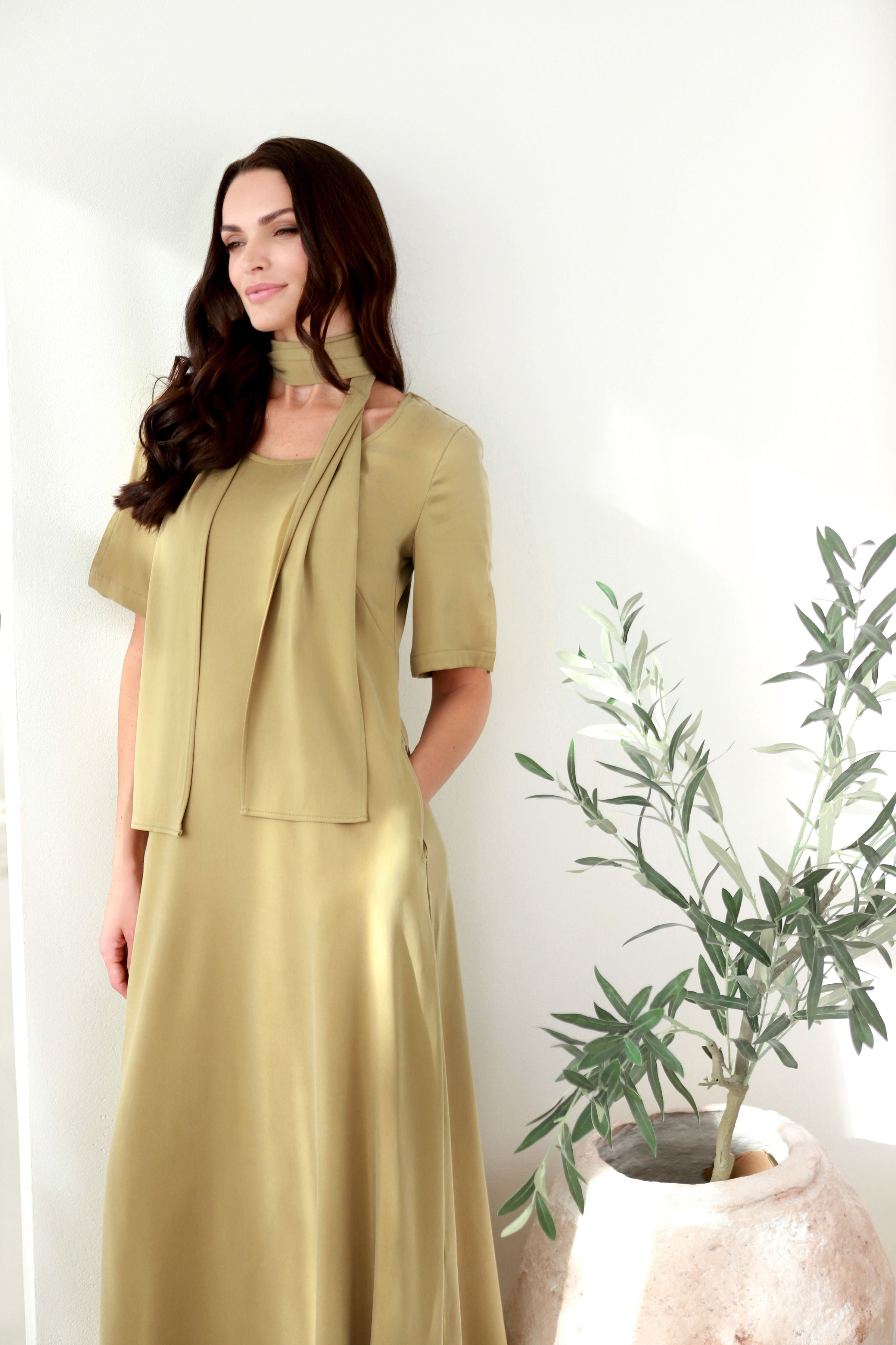 Ilga suknelė „SVAJA“ alyvuogių žalia