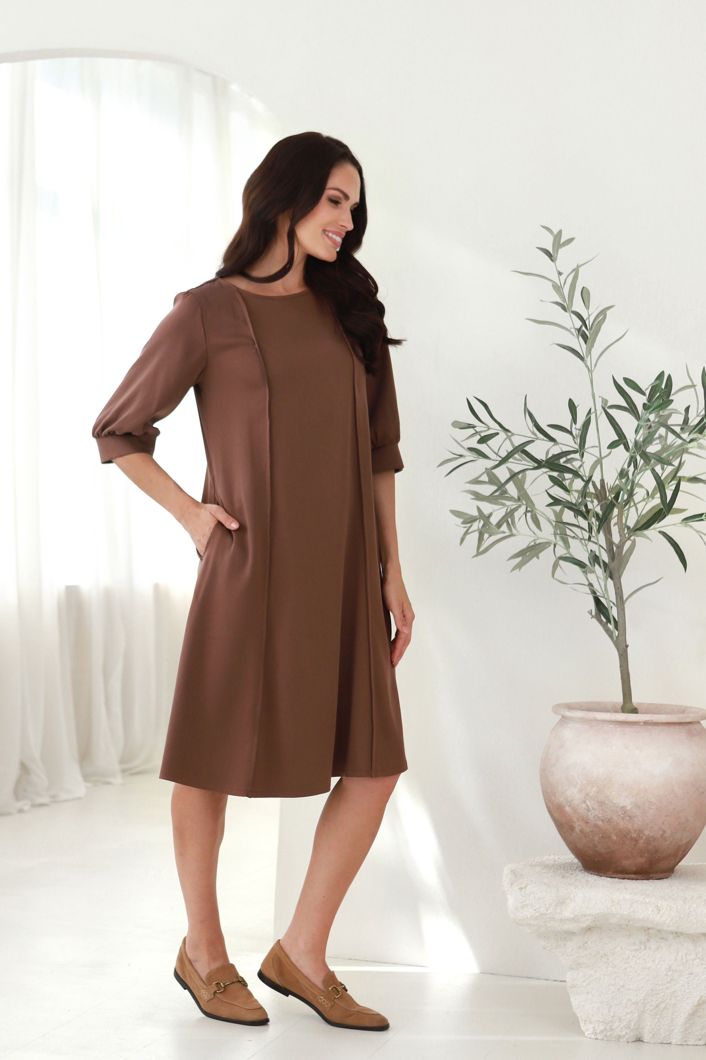 Trumpa suknelė „BLYKSNIS“ lazdyno riešuto