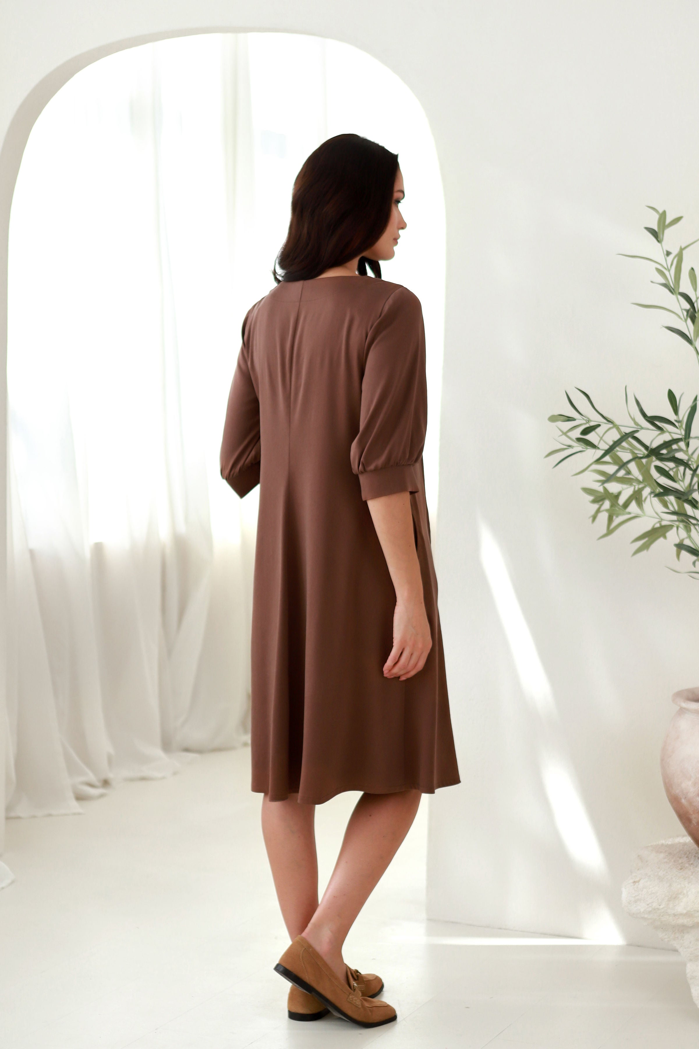 Trumpa suknelė „BLYKSNIS“ lazdyno riešuto