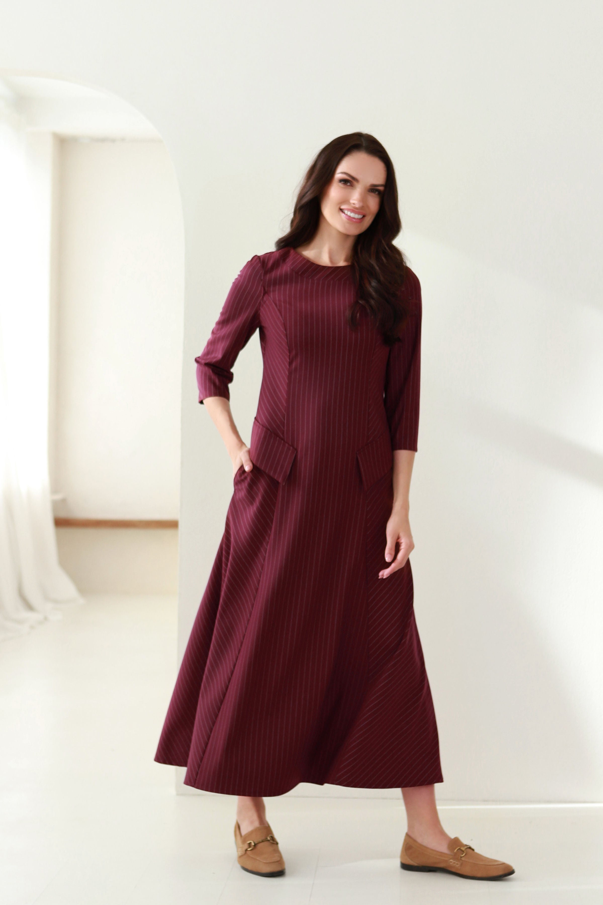 Ilga suknelė „DARNA“ raudonmedžio dryžuota