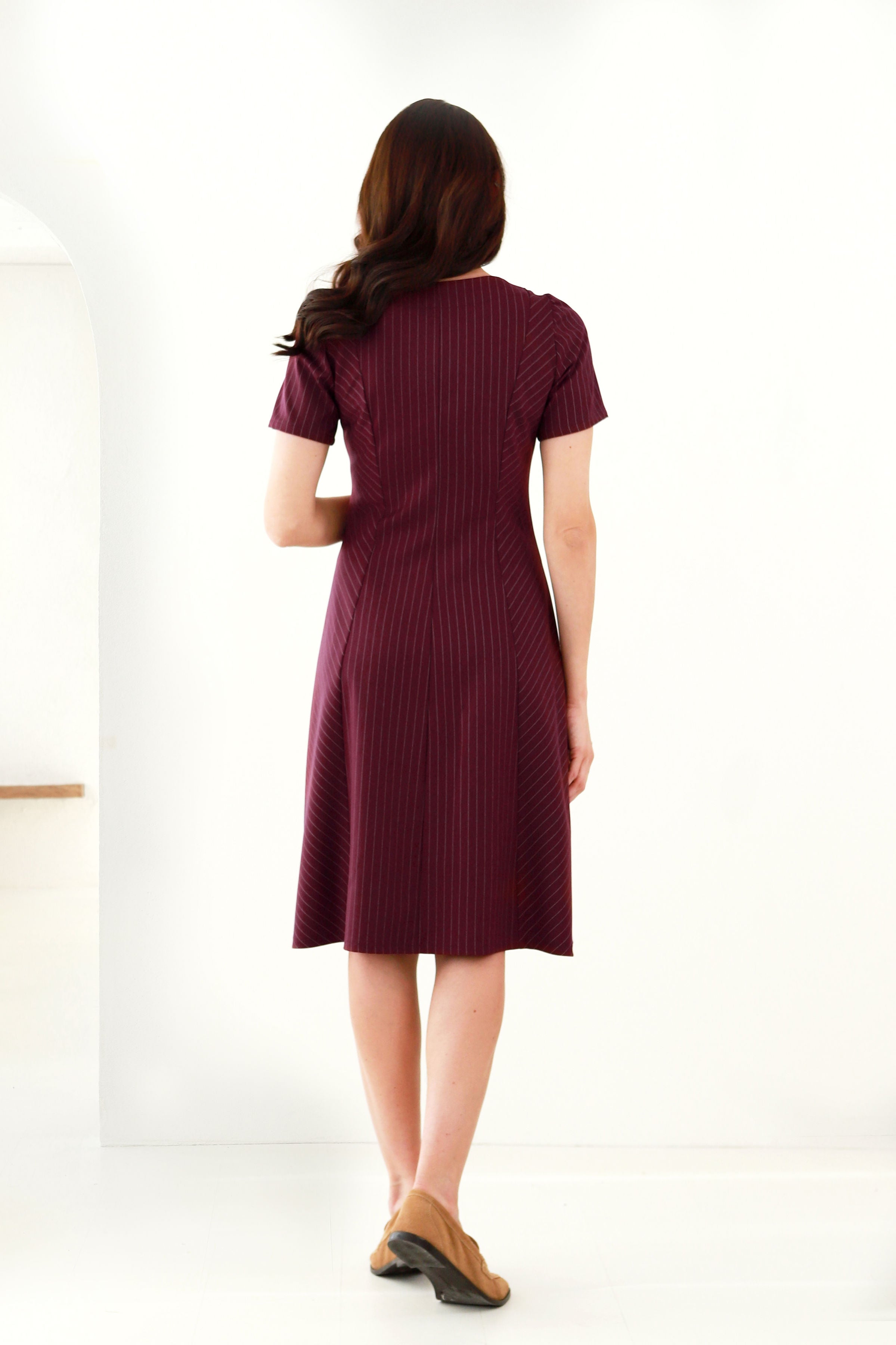 Trumpa suknelė „ŽARA" raudonmedžio dryžuota