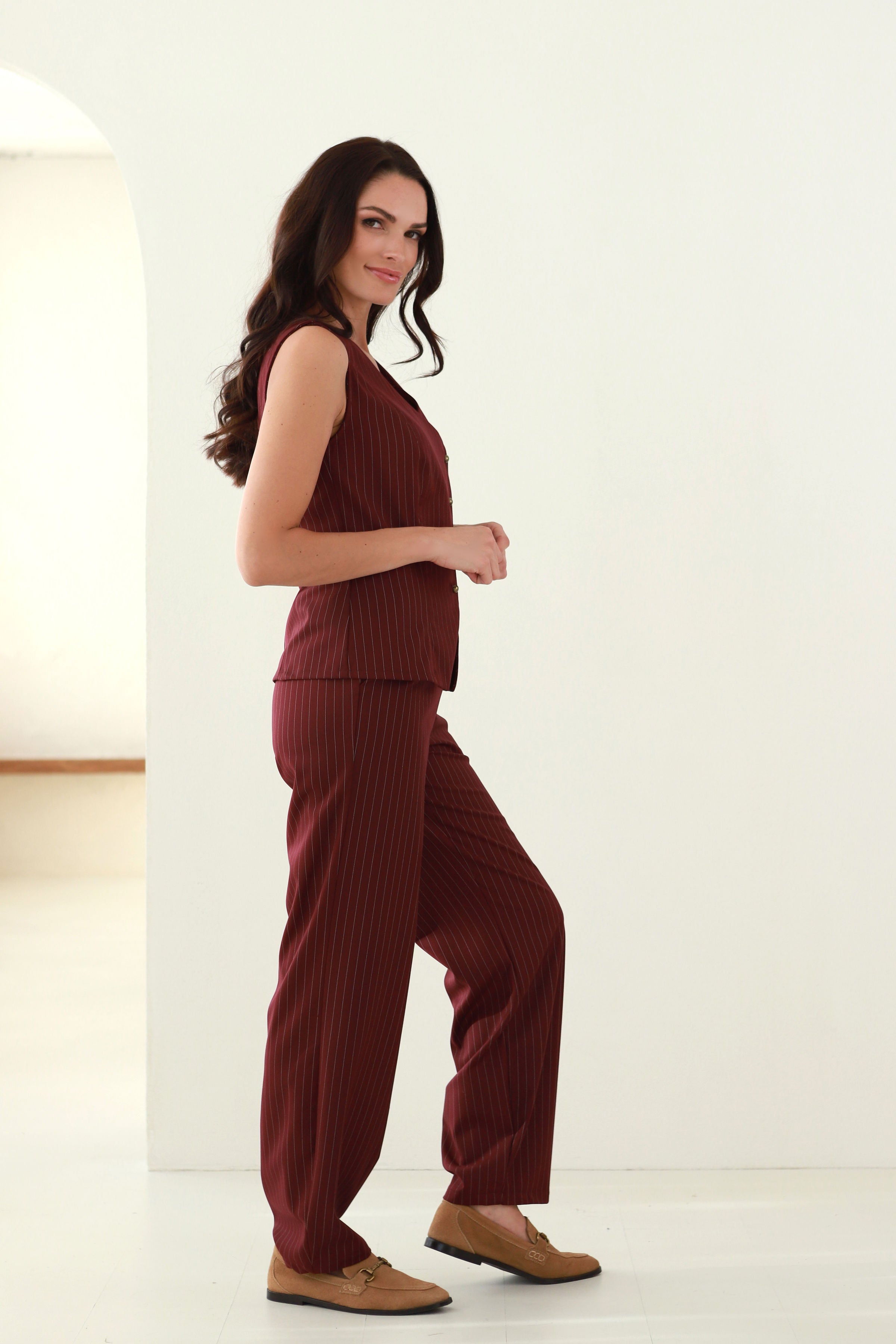 Trumpa liemenė „MIRAŽAS“ raudonmedžio dryžuota